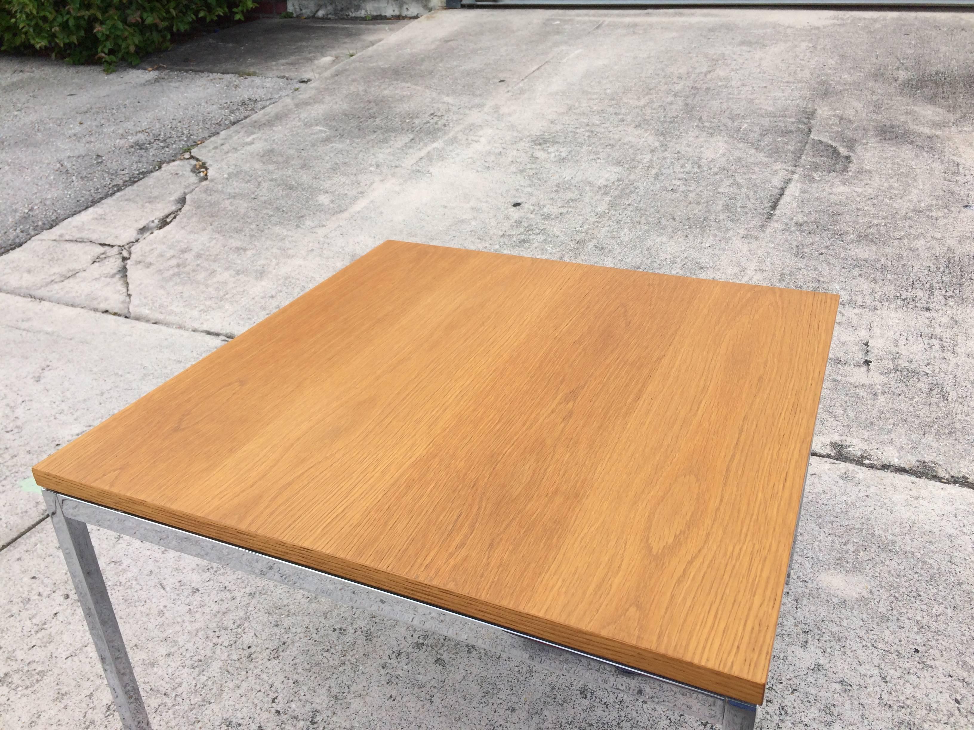 Florence Knoll, Beistelltisch aus Eiche auf Chrombeinen, USA, 1970er Jahre im Zustand „Gut“ im Angebot in Miami, FL