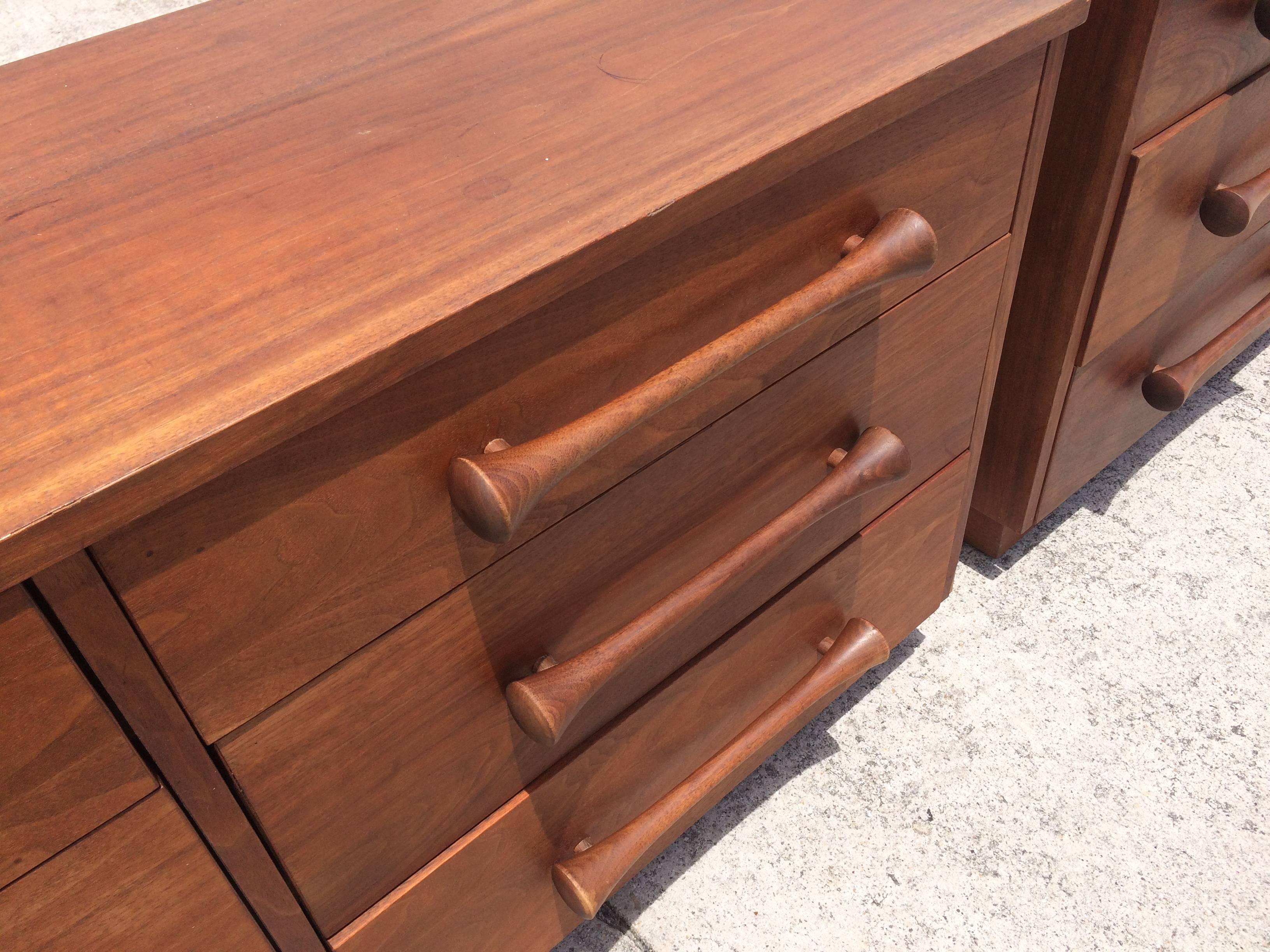 Great Pair of Walnut Dressers, USA, 1950s In Good Condition In Miami, FL