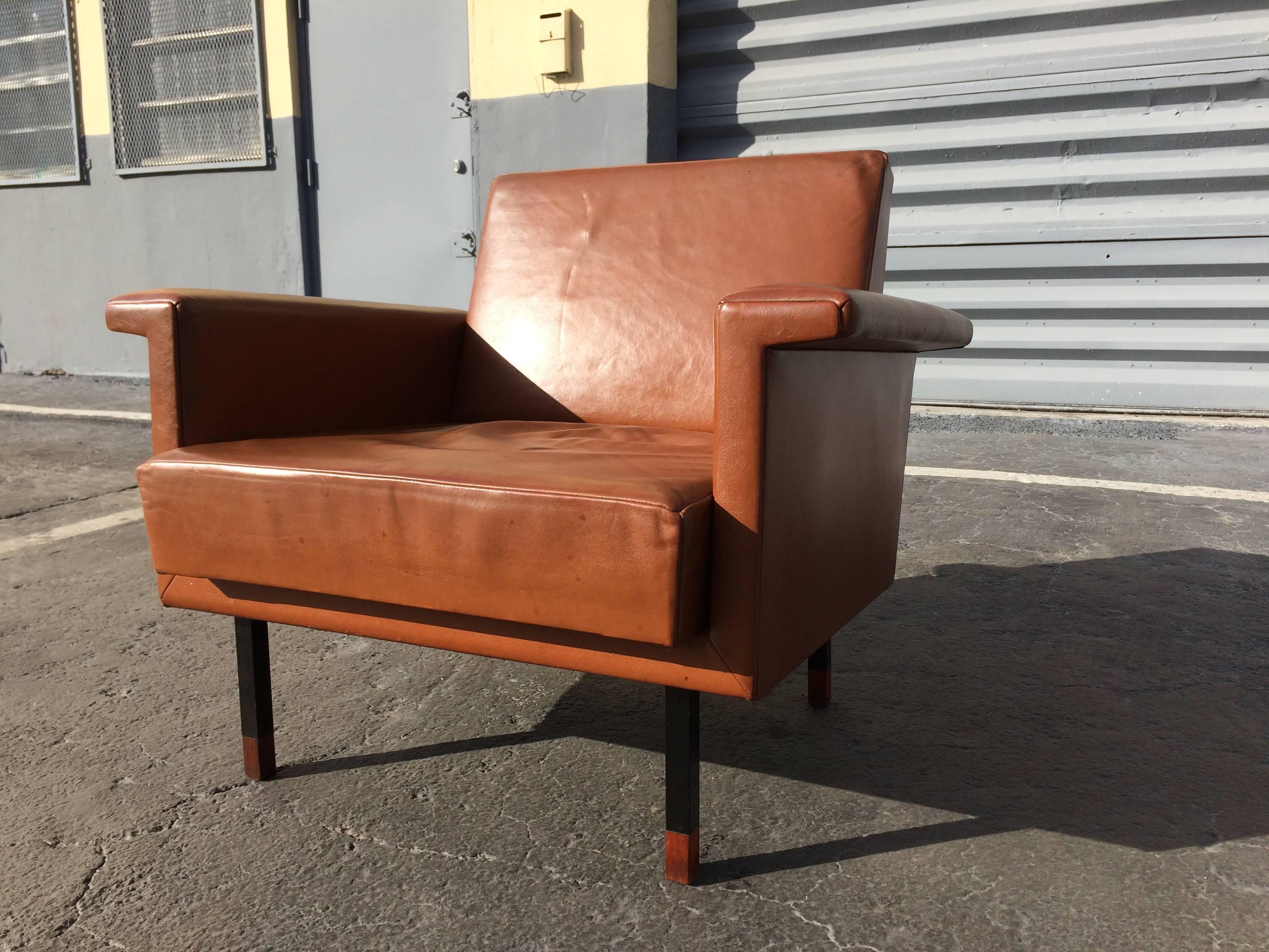 Pair of Eugen Schmidt Soloform Lounge Chairs, Cognac Leather In Fair Condition For Sale In Miami, FL