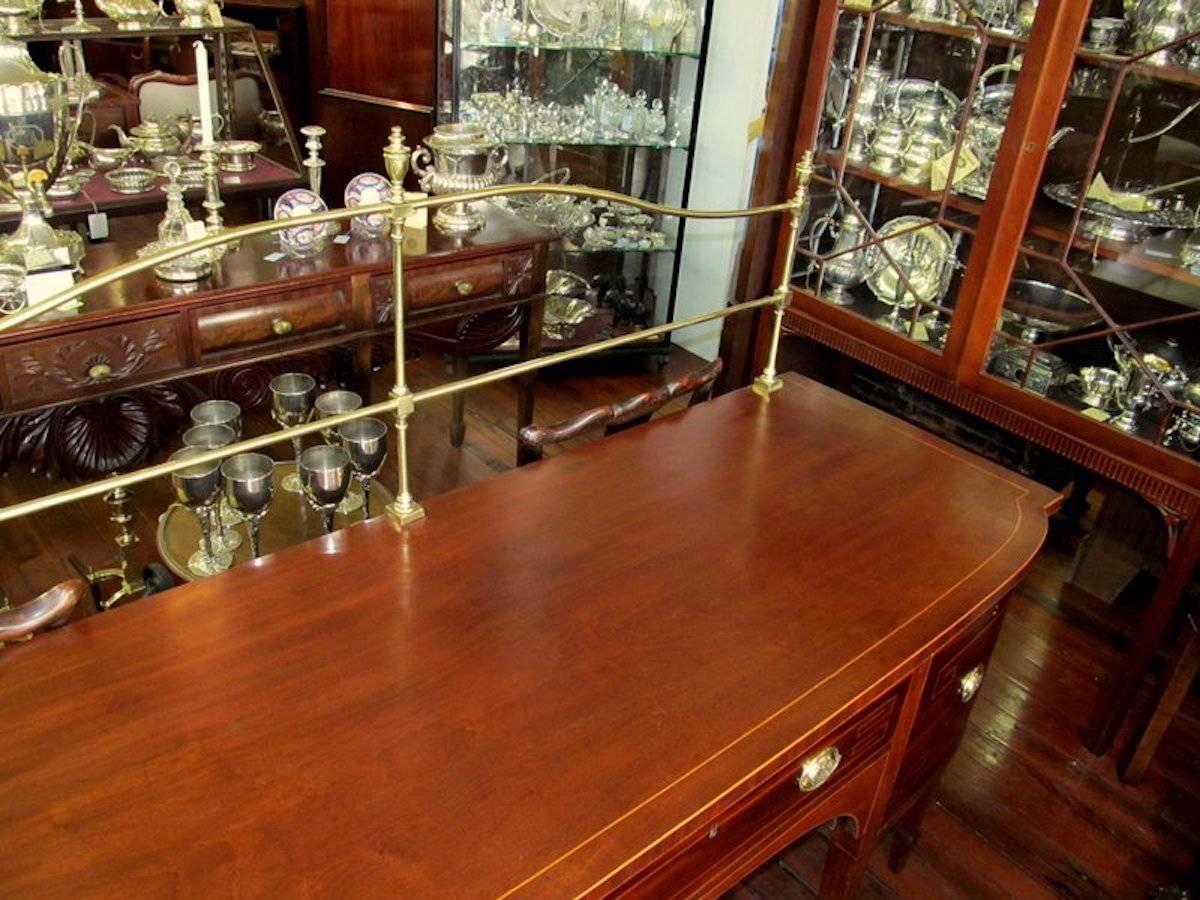 Inglese Geo. III Credenza Hepplewhite in mogano intarsiato, galleria originale in ottone In condizioni ottime in vendita a CHARLESTON, SC