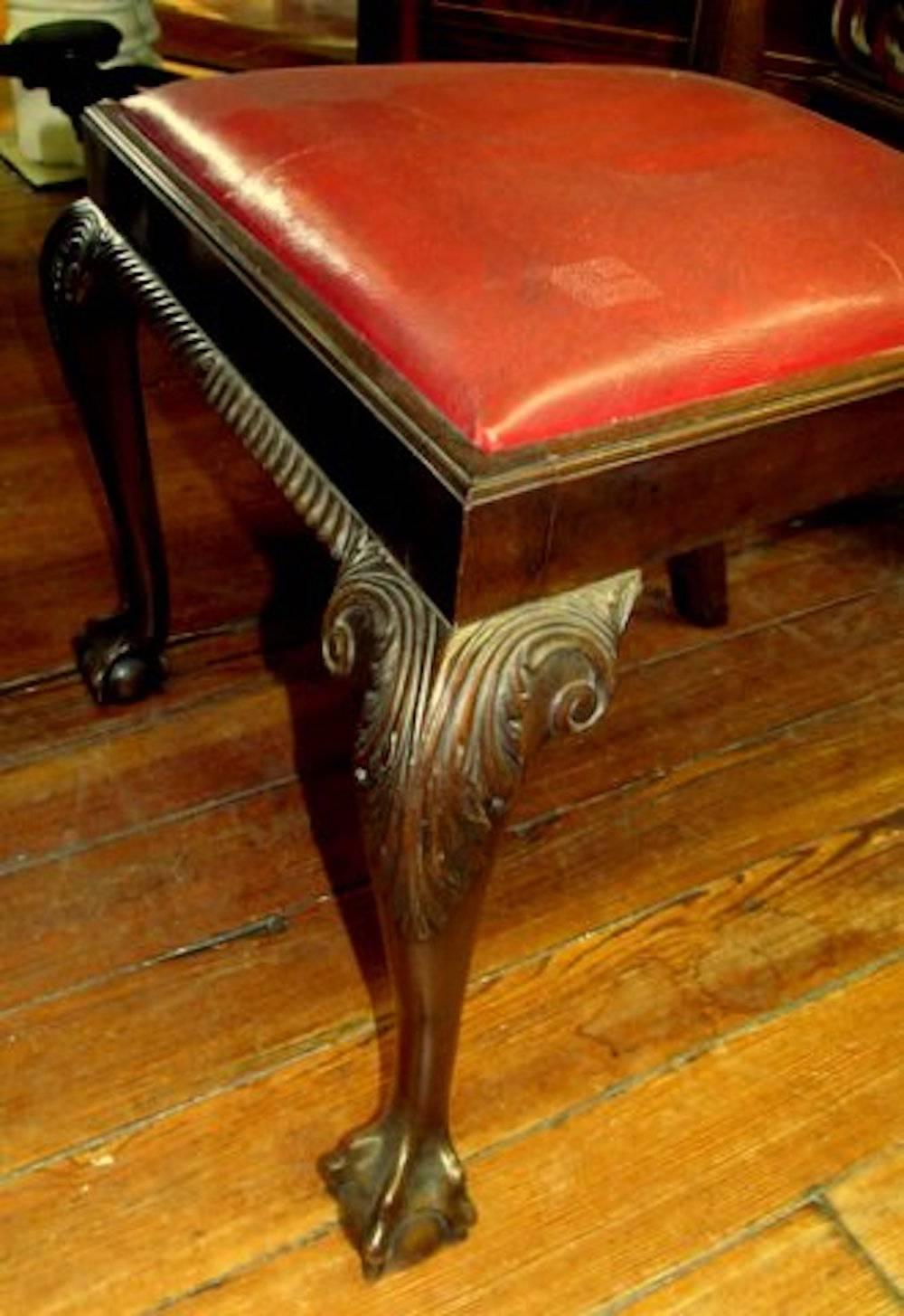 Satz von vier antiken englischen „Signed“ Mahagoni-Stühlen im Chippendale-Stil (19. Jahrhundert) im Angebot