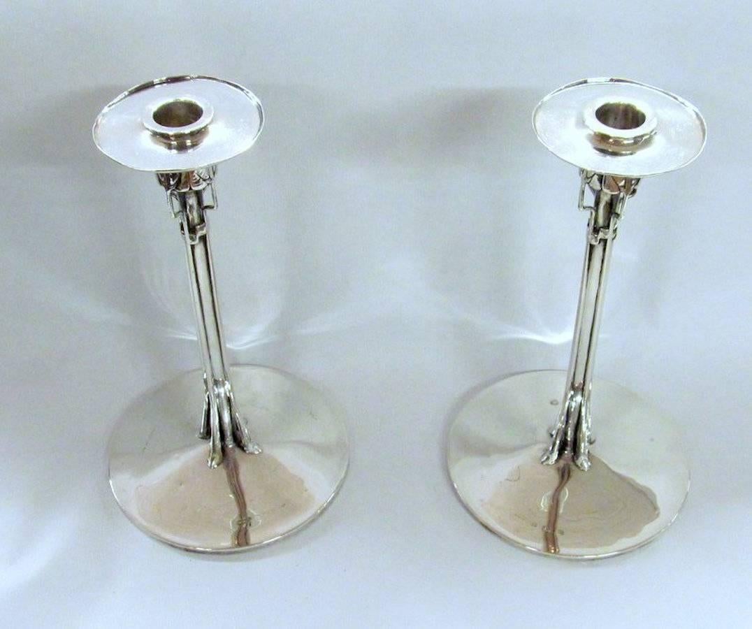 Néoclassique Paire de chandeliers Cymric en argent sterling, Archibald Knox pour Liberty and Co en vente