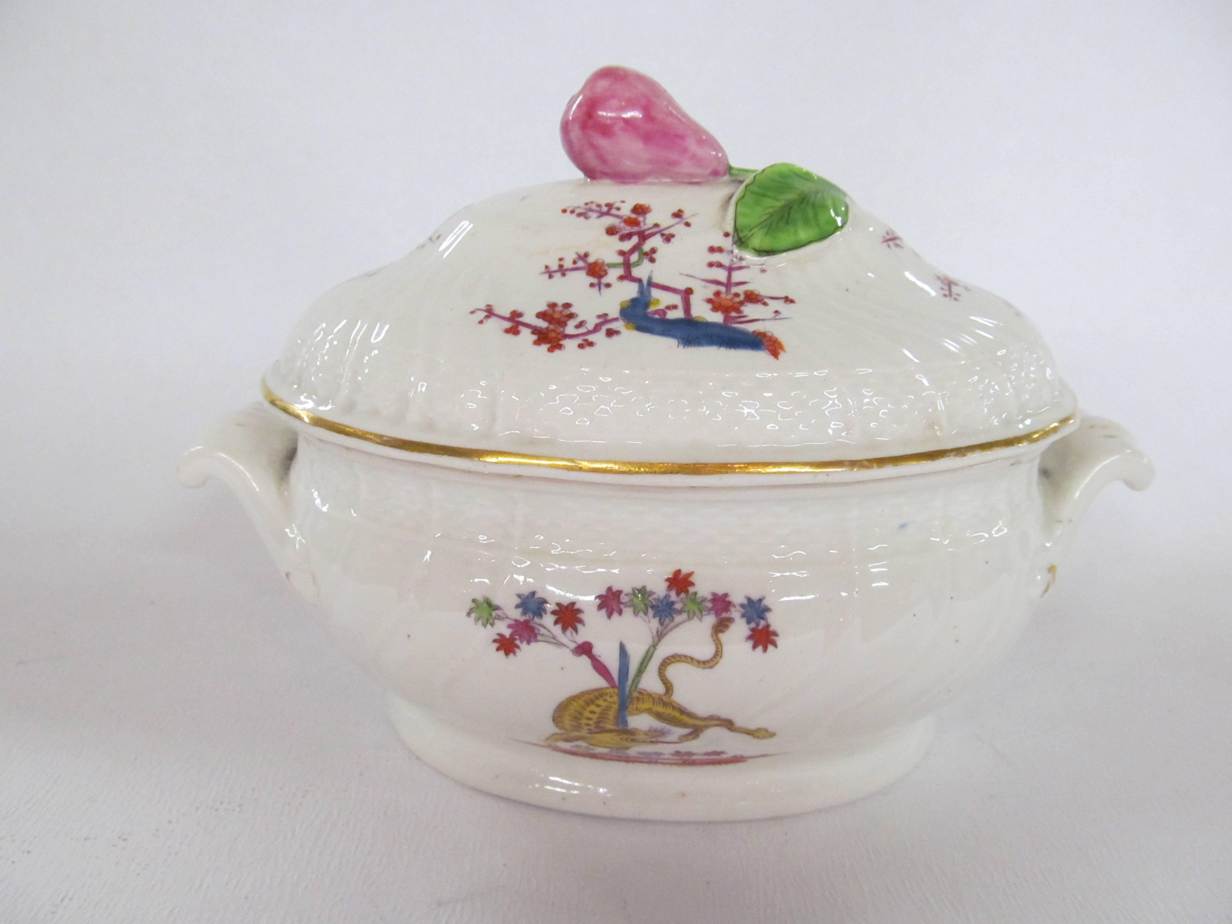 Antique English Caughley Porcelain Kakiemon Style Covered Sauce Tureen In Excellent Condition In Charleston, SC