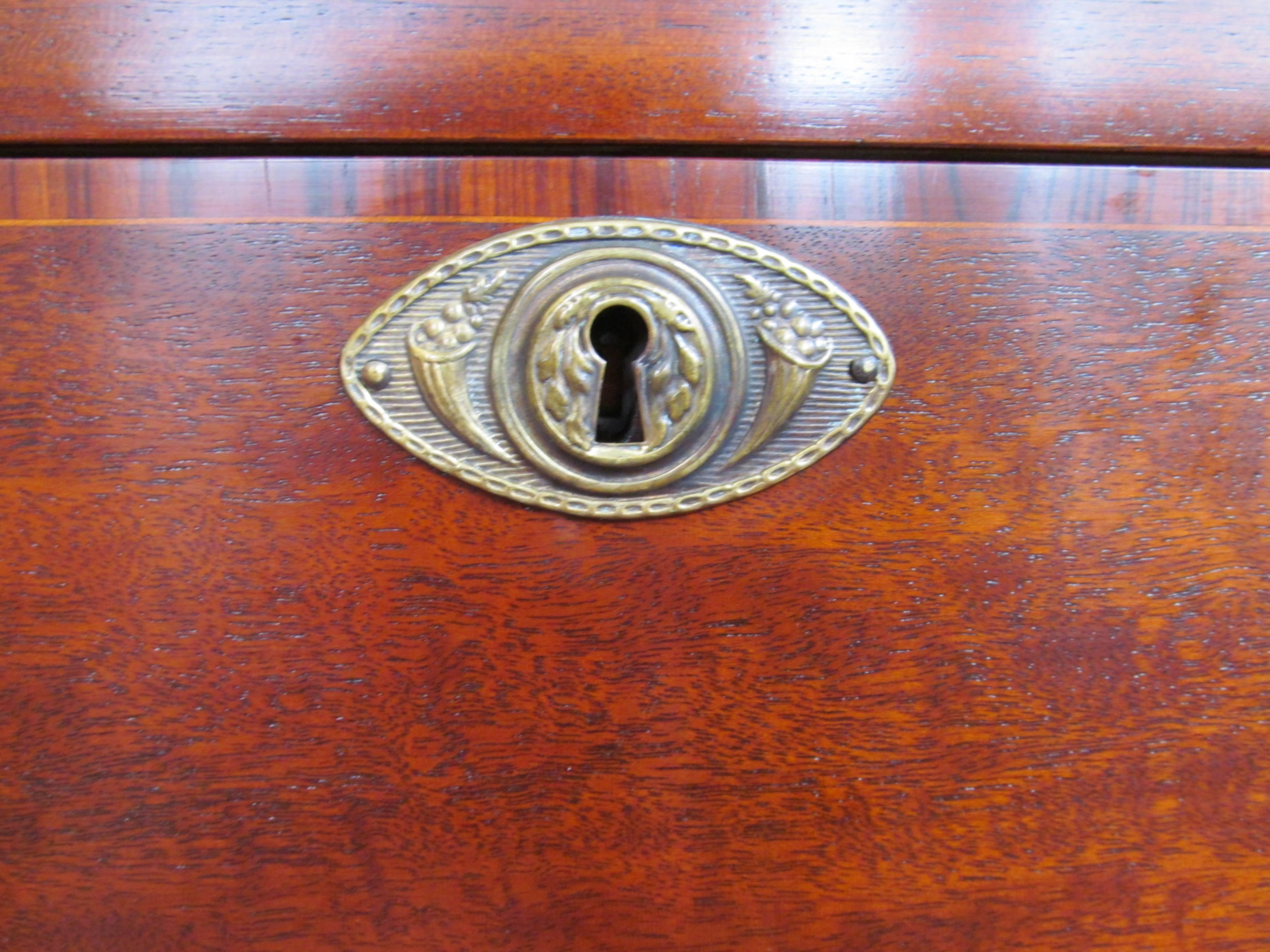 Antiker englischer Mahagoni-Schreibtisch im Hepplewhite-Stil mit Original-Messingbeschlägen im Angebot 3