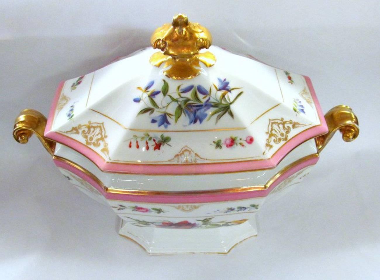 Exceptional quality antique French porcelain de Paris hand-painted botanical soup tureen and matching platter.

Please note extraordinary botanical painting.

Measures platter: 19 1/2