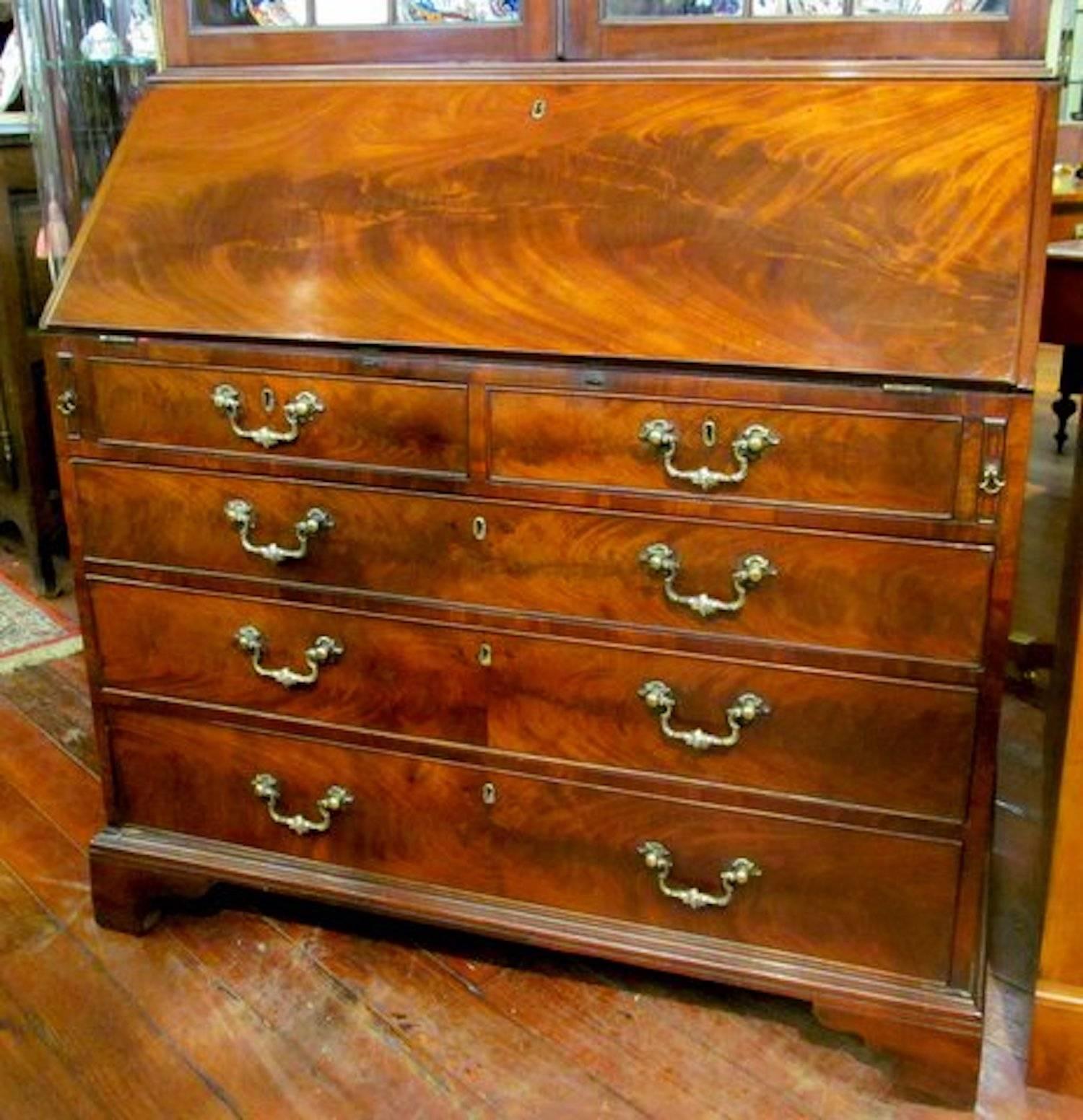Antique English George III Figured Mahogany Chippendale Style Bureau Bookcase In Excellent Condition In Charleston, SC