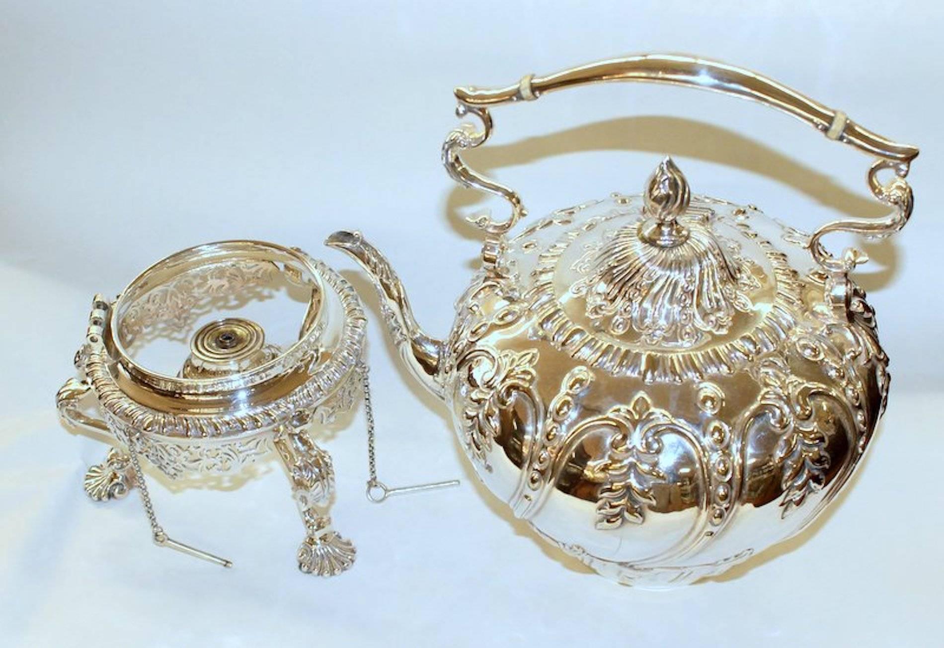 Antique English Hand Chased Sheffield Silver Plate Rococo Style Kettle on Stand In Excellent Condition In CHARLESTON, SC