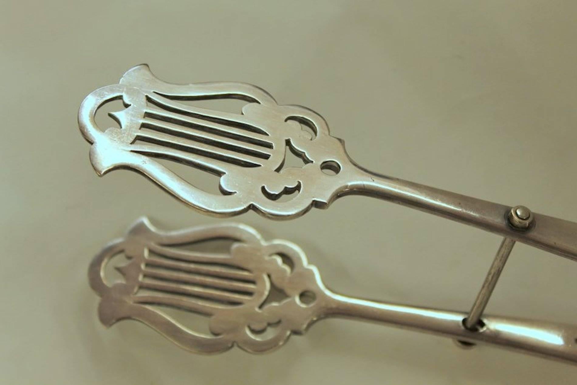 Antique English Sheffield Silver Plate Lyre-Motif Serving or Asparagus Tongs In Excellent Condition In Charleston, SC