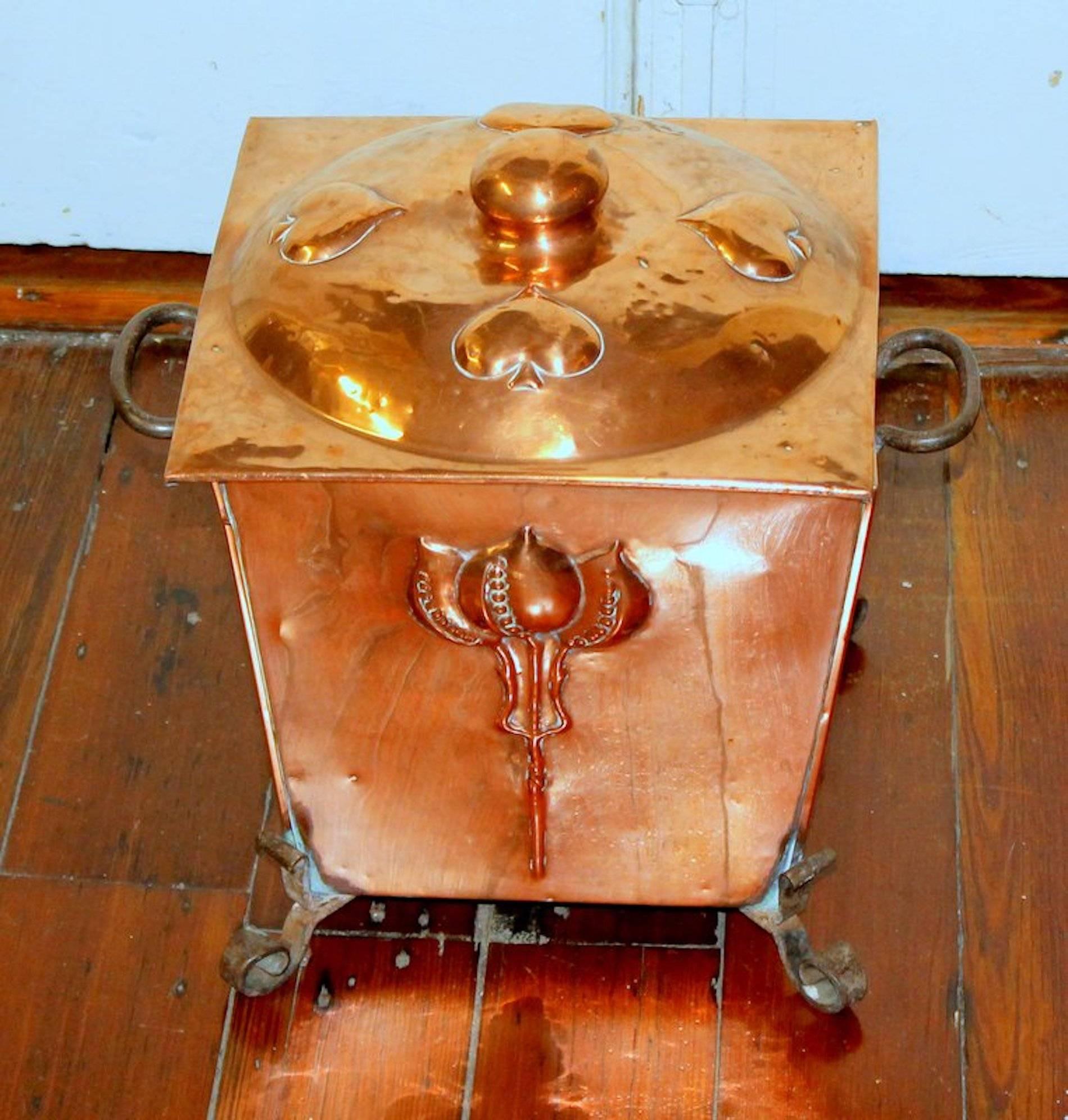 Rare and important antique English hand chased copper and wrought iron art nouveau fireplace coal or wood box with its original liner.

Probably made in Cornwall by Newlyn Industrial School

Fabulous condition, exceptional wrought iron and Art