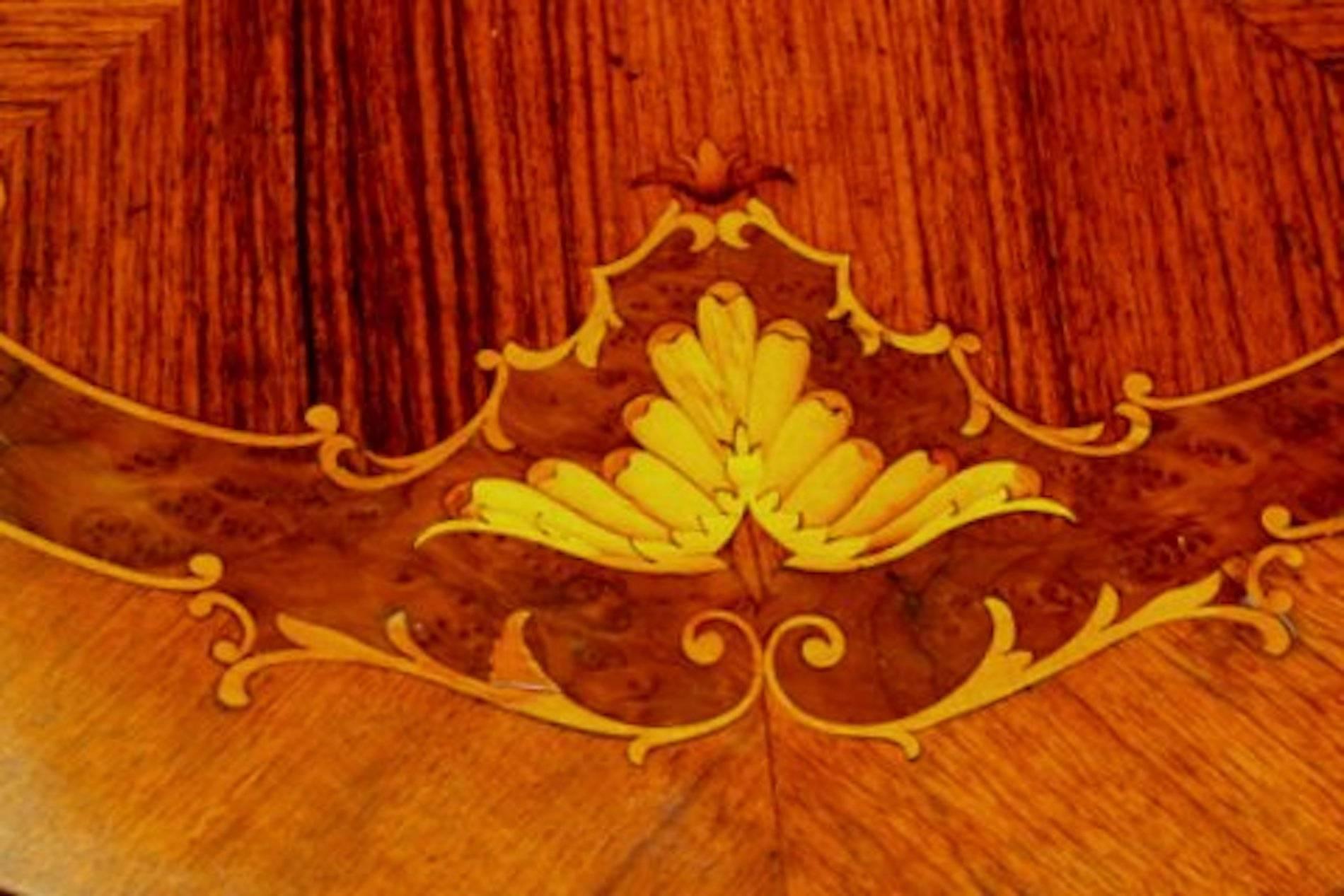 Antique English Hand-Carved Marquetry Inlaid Mahogany Centre or Occasional Table In Excellent Condition In Charleston, SC