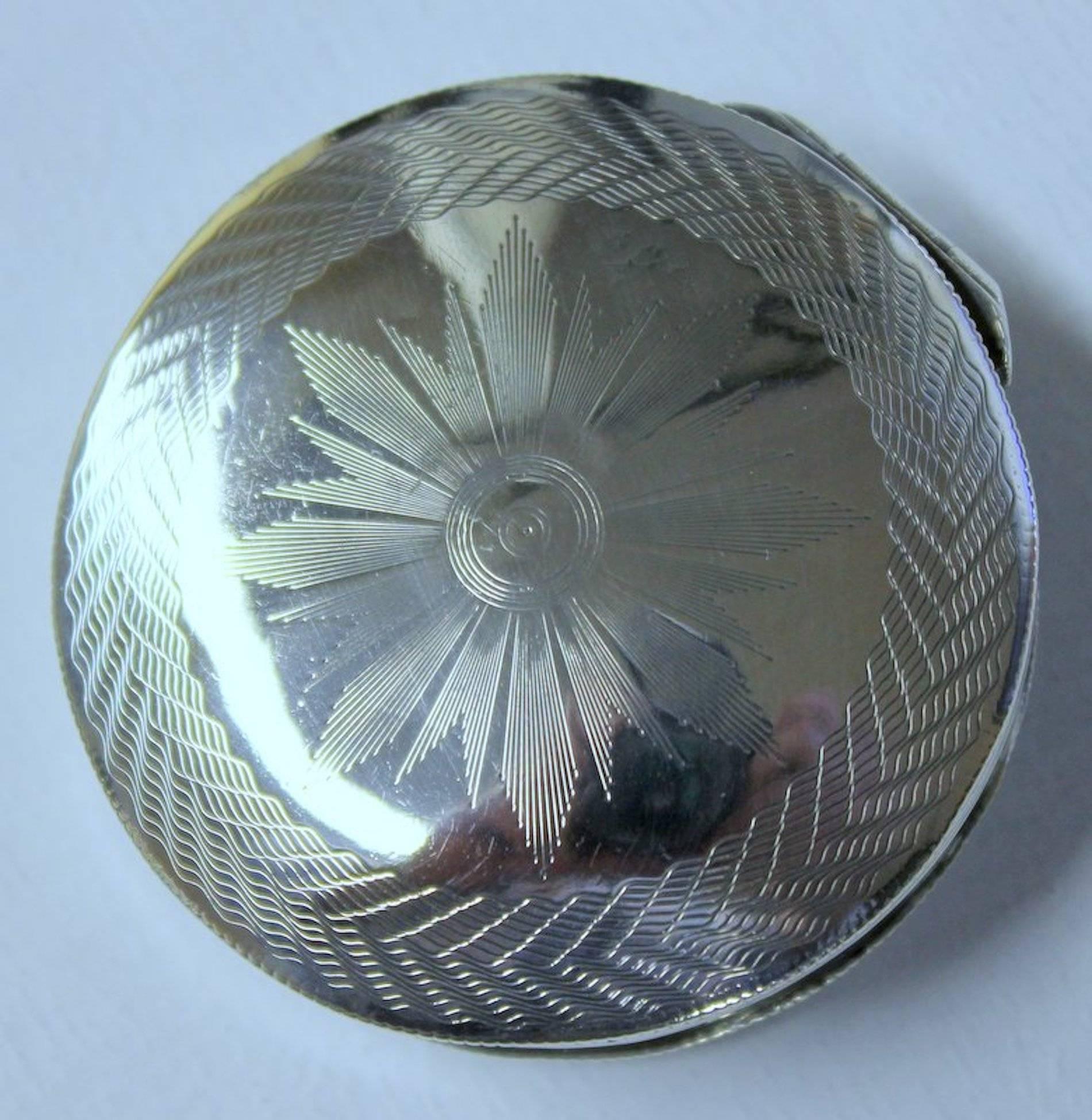 Antique Dutch hand engraved 833 fine silver round snuff box
Please note hand engraved design top and bottom. Tax, assay and date marks on edge of lip and inside base. Date mark for 1836.