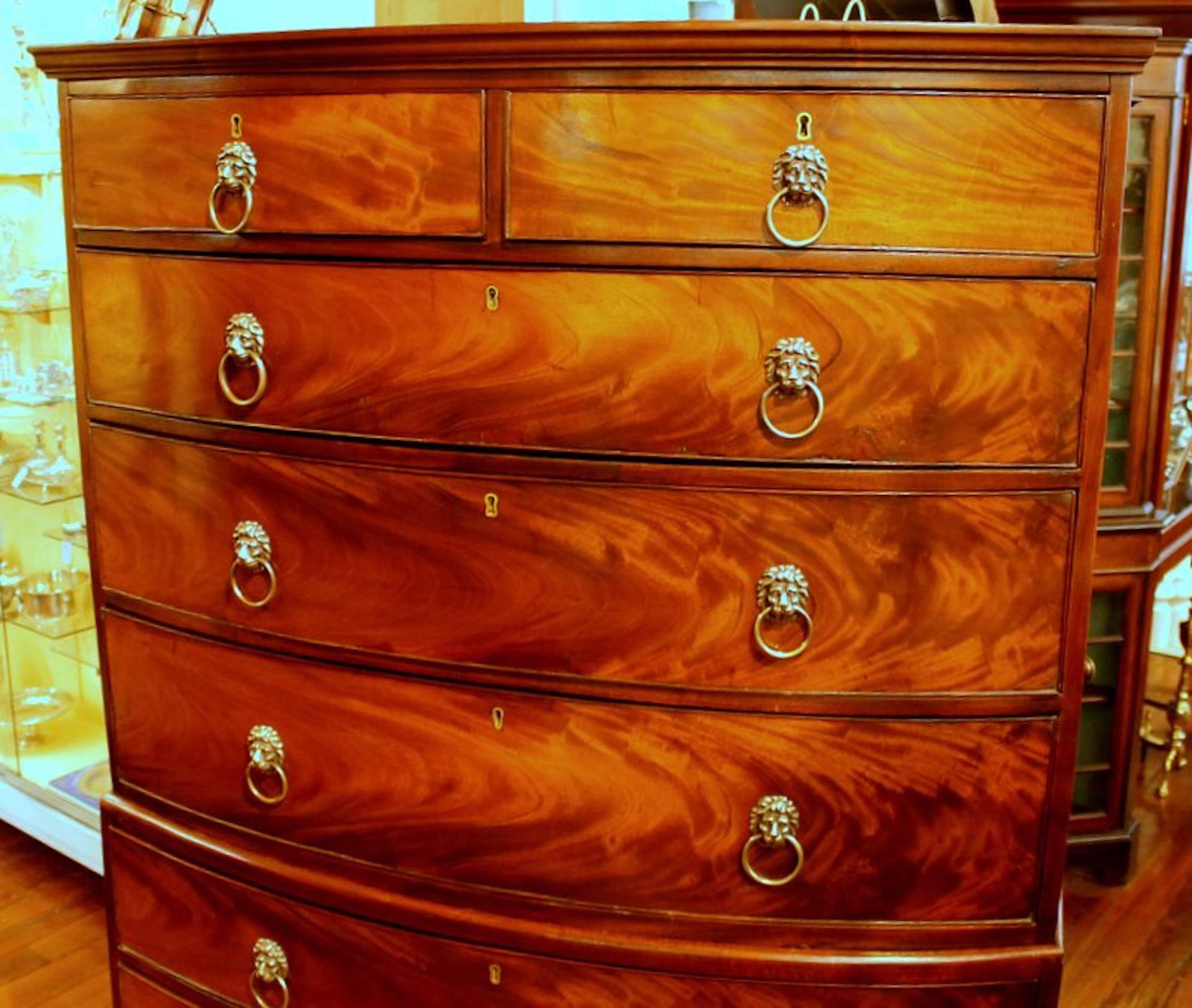 Antique English Bookmatched Geo. III Crotch Mahogany Bow-Front Chest on Chest In Excellent Condition In CHARLESTON, SC