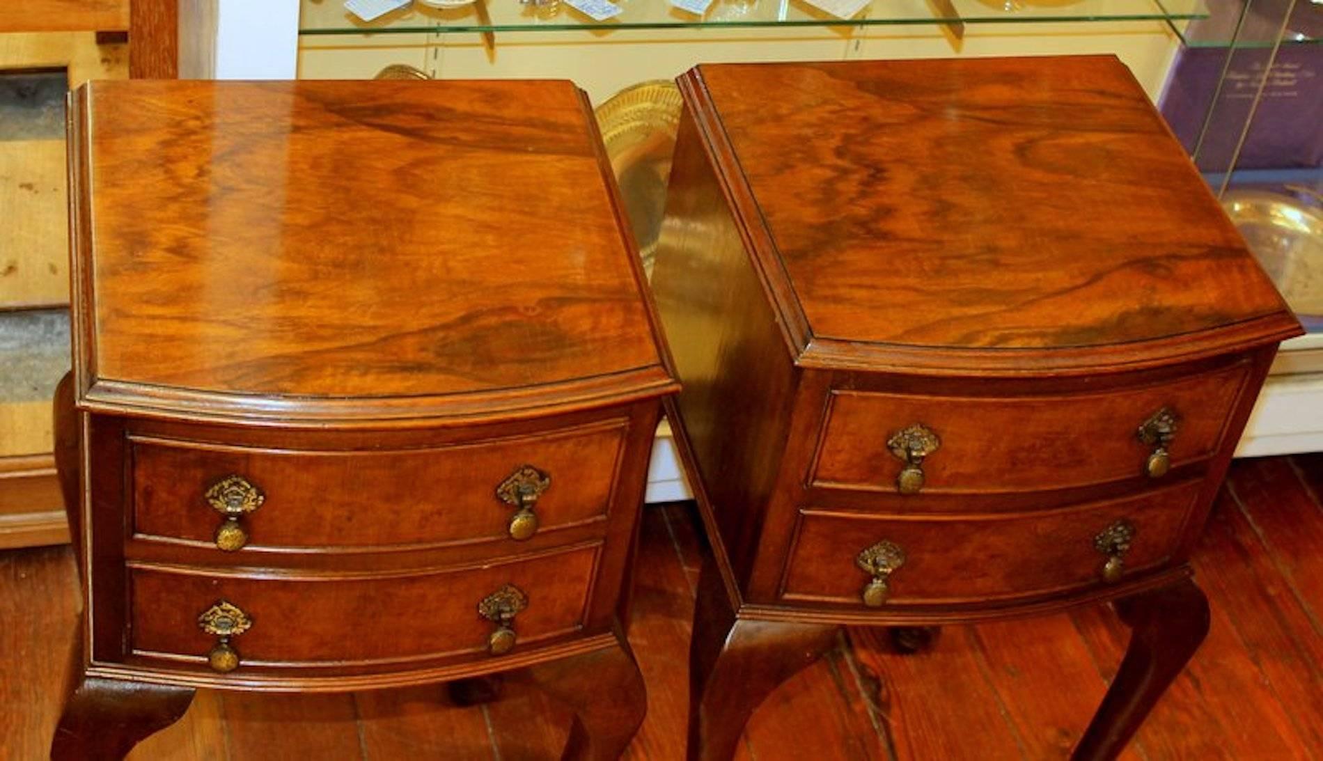 Pair of fine old English burr walnut Queen Anne style bedside or chairside tables with bookmatched burr walnut throughout standing upon cabriole legs. Original brass drop handles, circa 1920-1930.