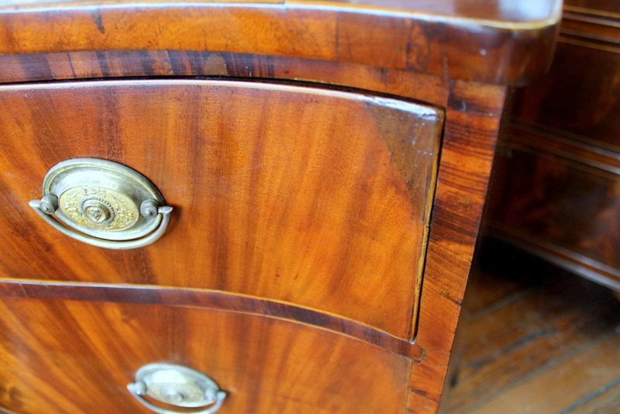 Antique English George III Hepplewhite Style Flame Mahogany Serpentine Chest In Good Condition In Charleston, SC