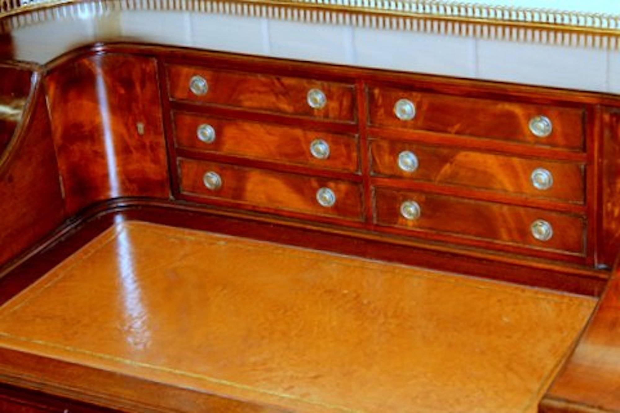 Rare English 19th Century Chippendale Style Flame Mahogany Carlton House Desk In Excellent Condition In Charleston, SC