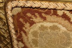 Ancien pare-feu de cheminée française de style Louis XV en bois doré sculpté et broderie à l'aiguille