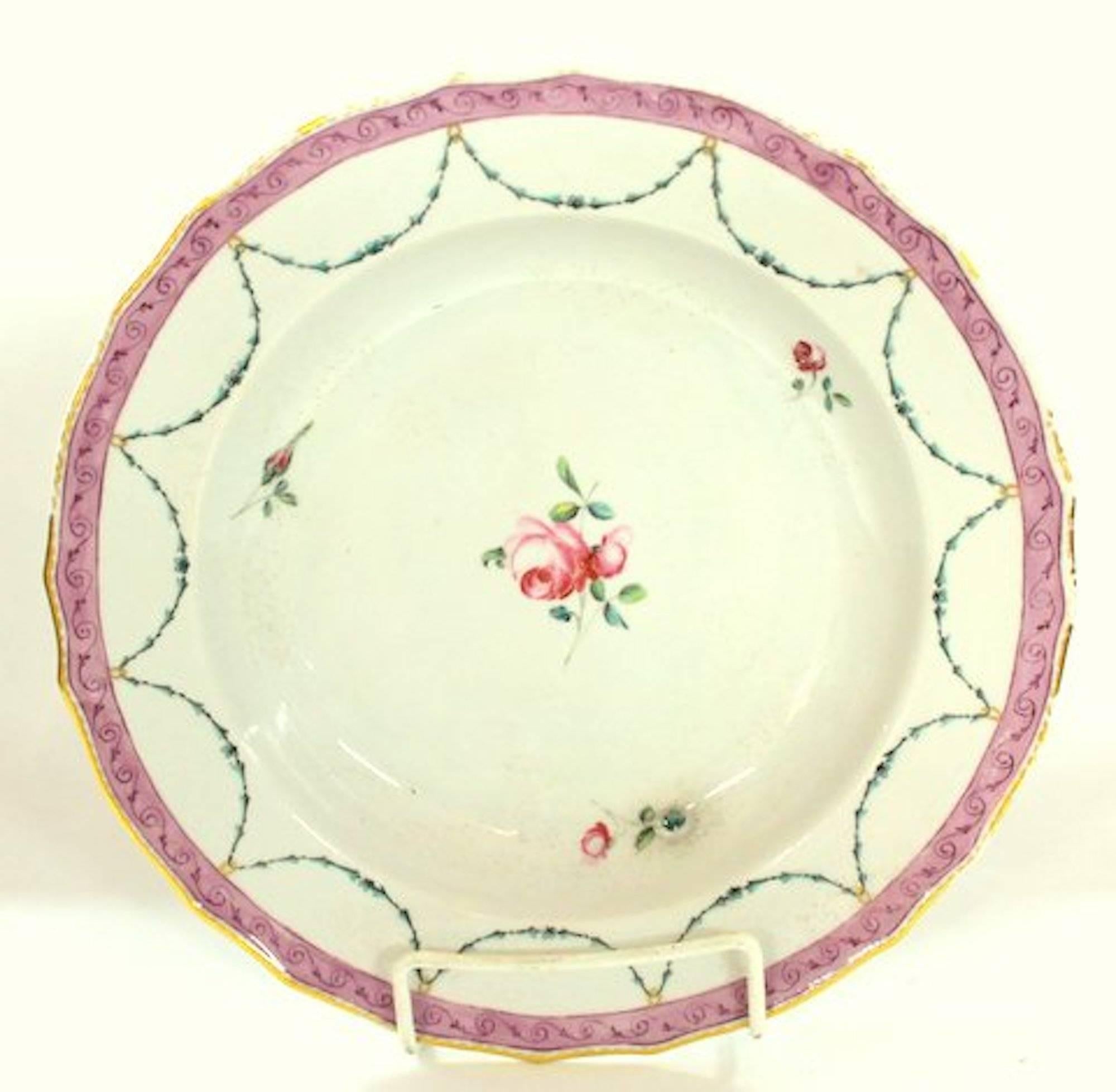 Very rare and fine pair of antique English Chelsea-Derby porcelain neoclassical garlands and roses pattern rim soup plates (Variation of Pattern No. 37 as noted by Dr. Derek Thomas of the Derby Porcelain International Society). Painted in the manner