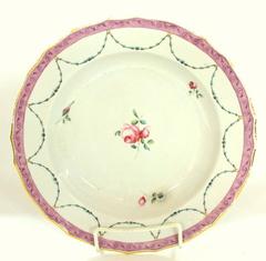 Coppia di antichi piatti da zuppa inglesi in porcellana Chelsea Porcelain dal bordo neoclassico