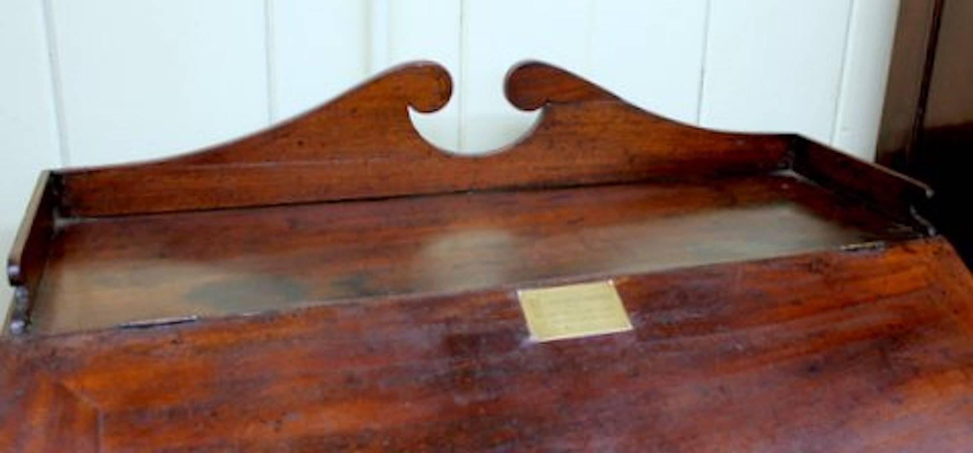 Englischer Schreibtisch oder Ständerschreibtisch aus Mahagoni im Sheraton-Stil des 19. Jahrhunderts im Zustand „Gut“ im Angebot in Charleston, SC
