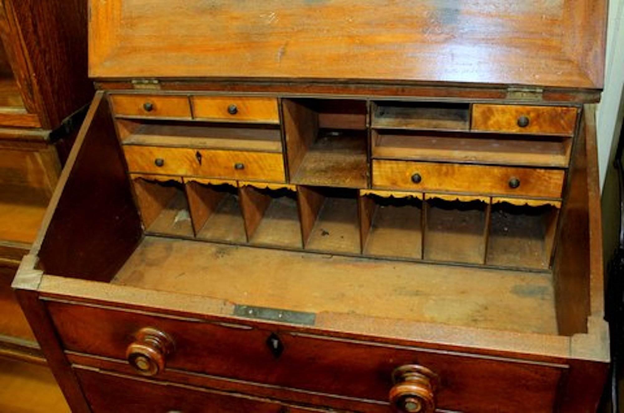 Englischer Schreibtisch oder Ständerschreibtisch aus Mahagoni im Sheraton-Stil des 19. Jahrhunderts im Angebot 2