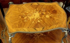 Table à dessert ou à thé française à deux niveaux de style Louis XV en bois de violette et marqueterie