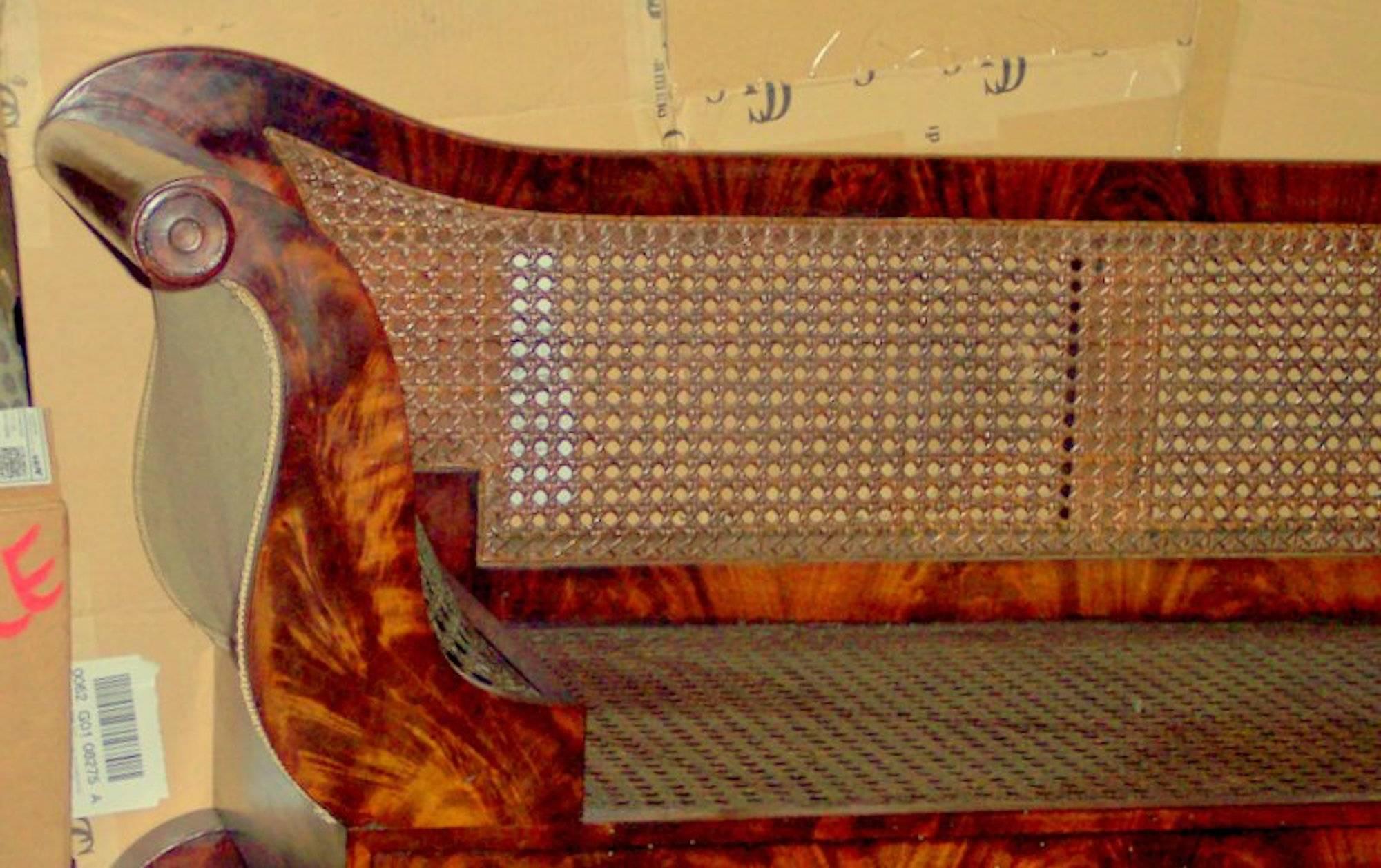 Rare and important antique American flame mahogany and cane Empire period recamier or chaise longue, acquired from and made for the Charleston market.

This is an extremely rare and fine antique American flame mahogany Empire period chaise longue