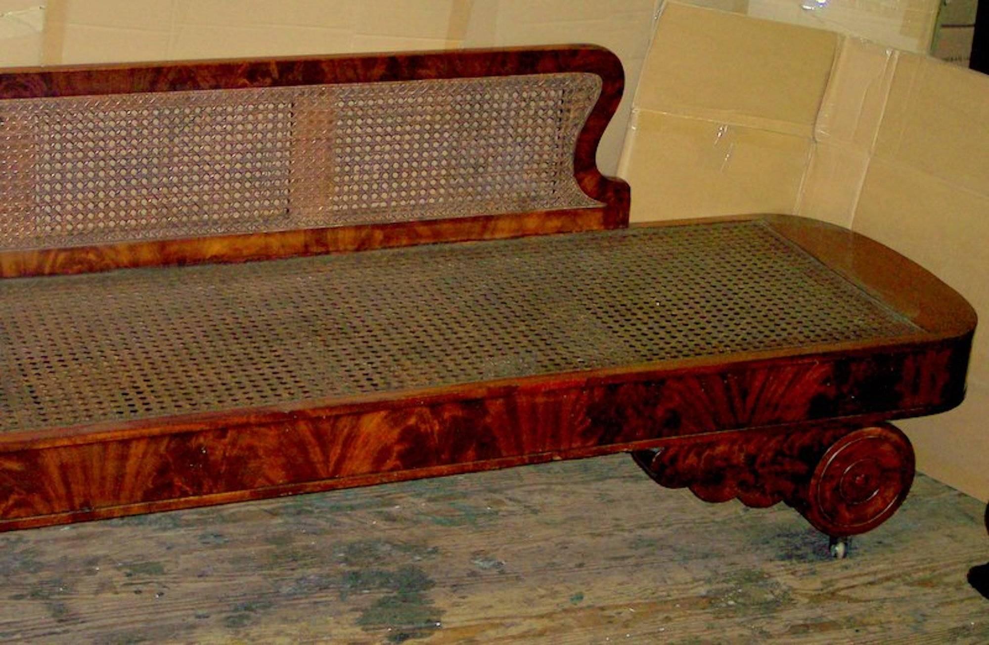 Antique American Flame Mahogany and Cane Empire Period Recamier or Chaise Longue In Good Condition For Sale In Charleston, SC