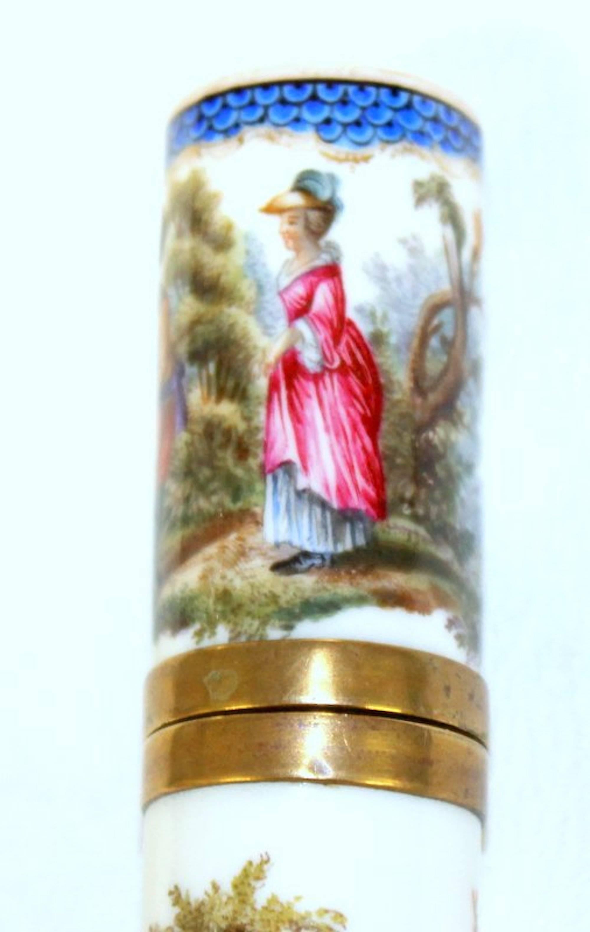 Antique English hand-painted porcelain bodkin or billet-doux case, exceptionally hand-painted in a neoclassical style.

Please note damaged lid/top broken and mended many years ago. Glass insert chipped. Bodkin- needle case, billet doux for love