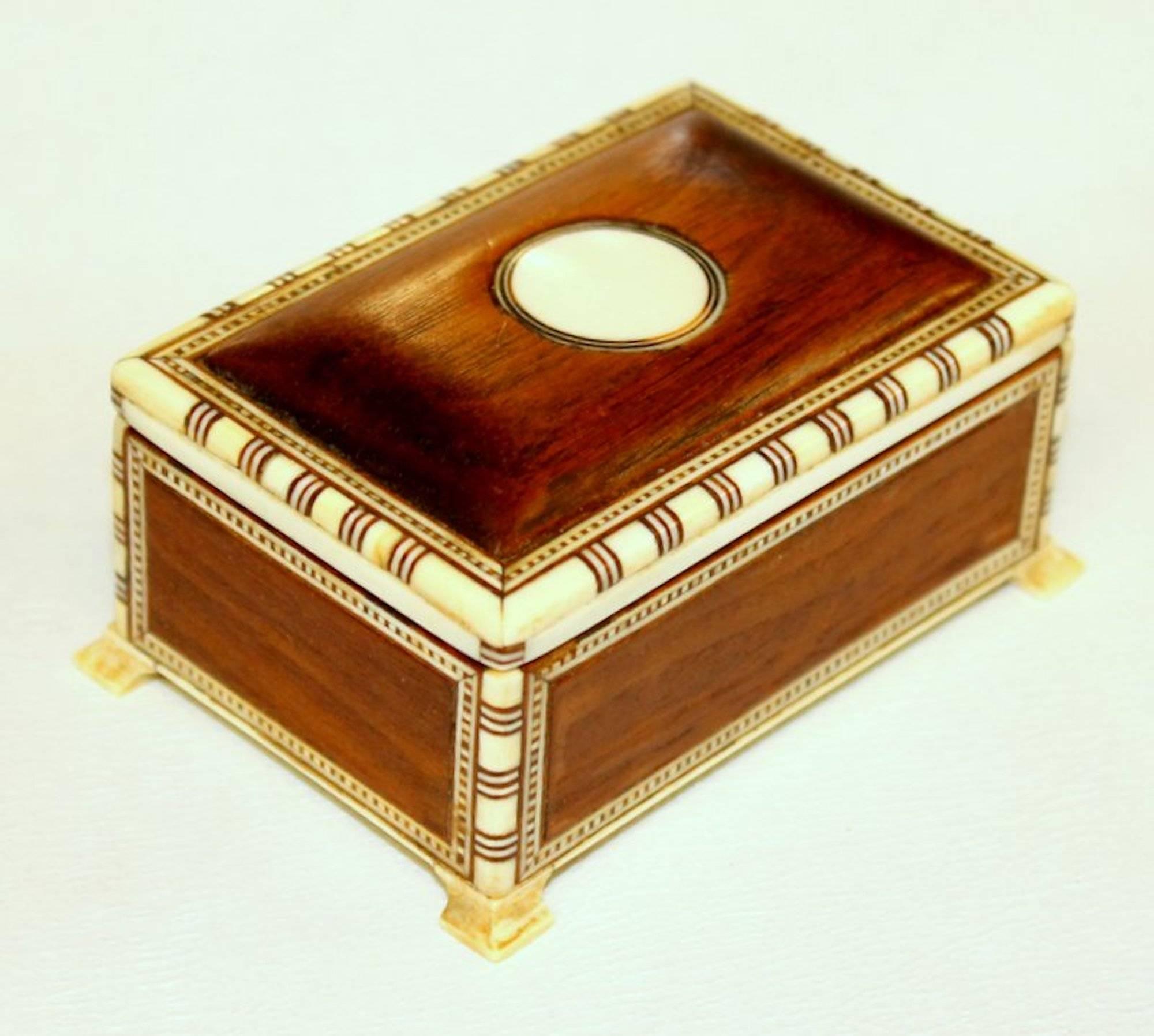Exceptional antique bone and mahogany domed top footed ring box

Please note exceptional construction throughout. And engraved bone details throughout.