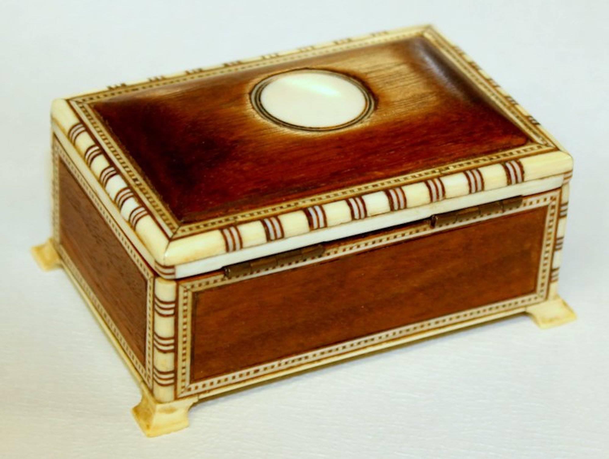 Antique Anglo-Indian Bone and Mahogany Domed Top Footed Ring Box In Excellent Condition For Sale In Charleston, SC