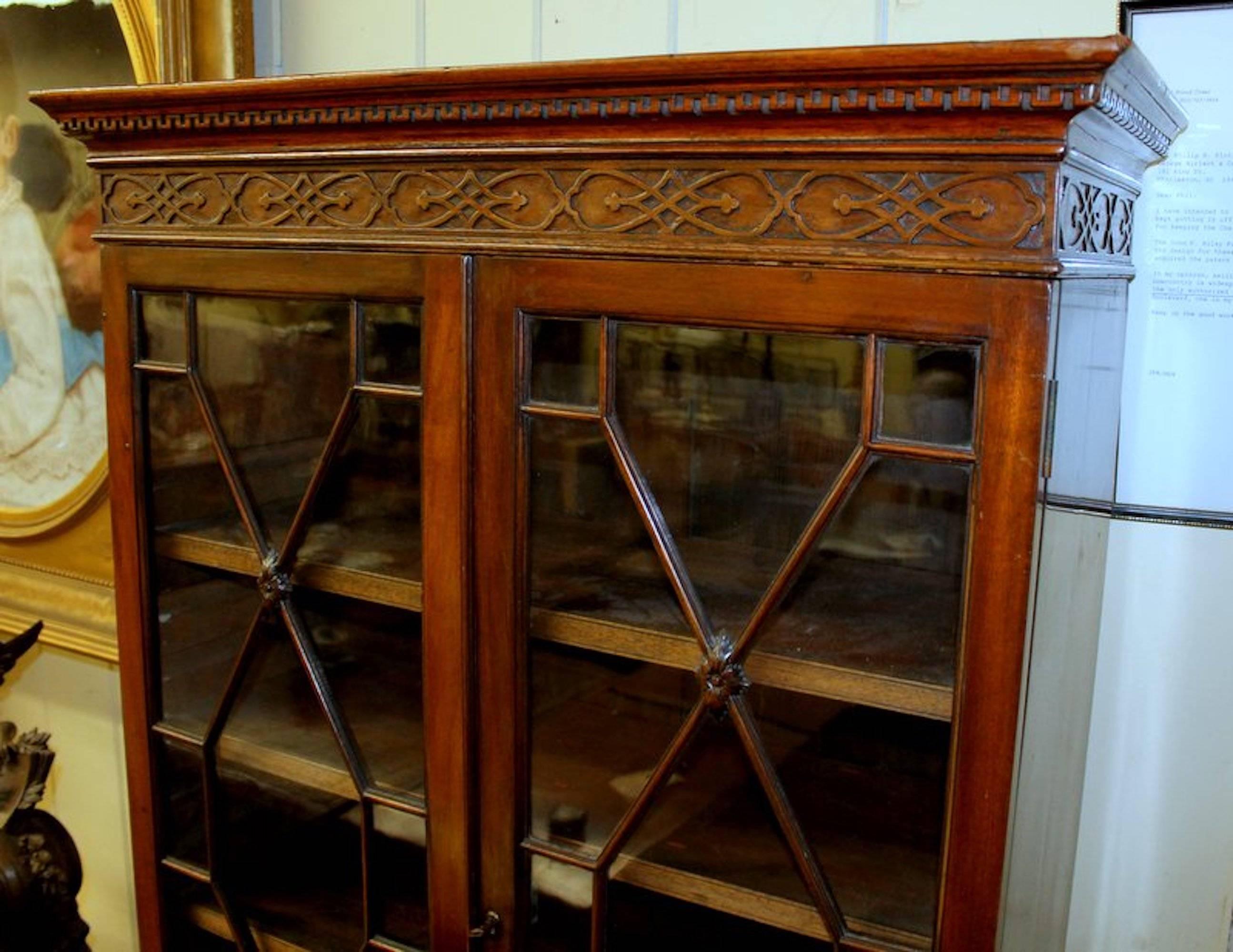 Fabuleuse bibliothèque ou vitrine de qualité, de taille réduite, en acajou sculpté et fretté, de style 