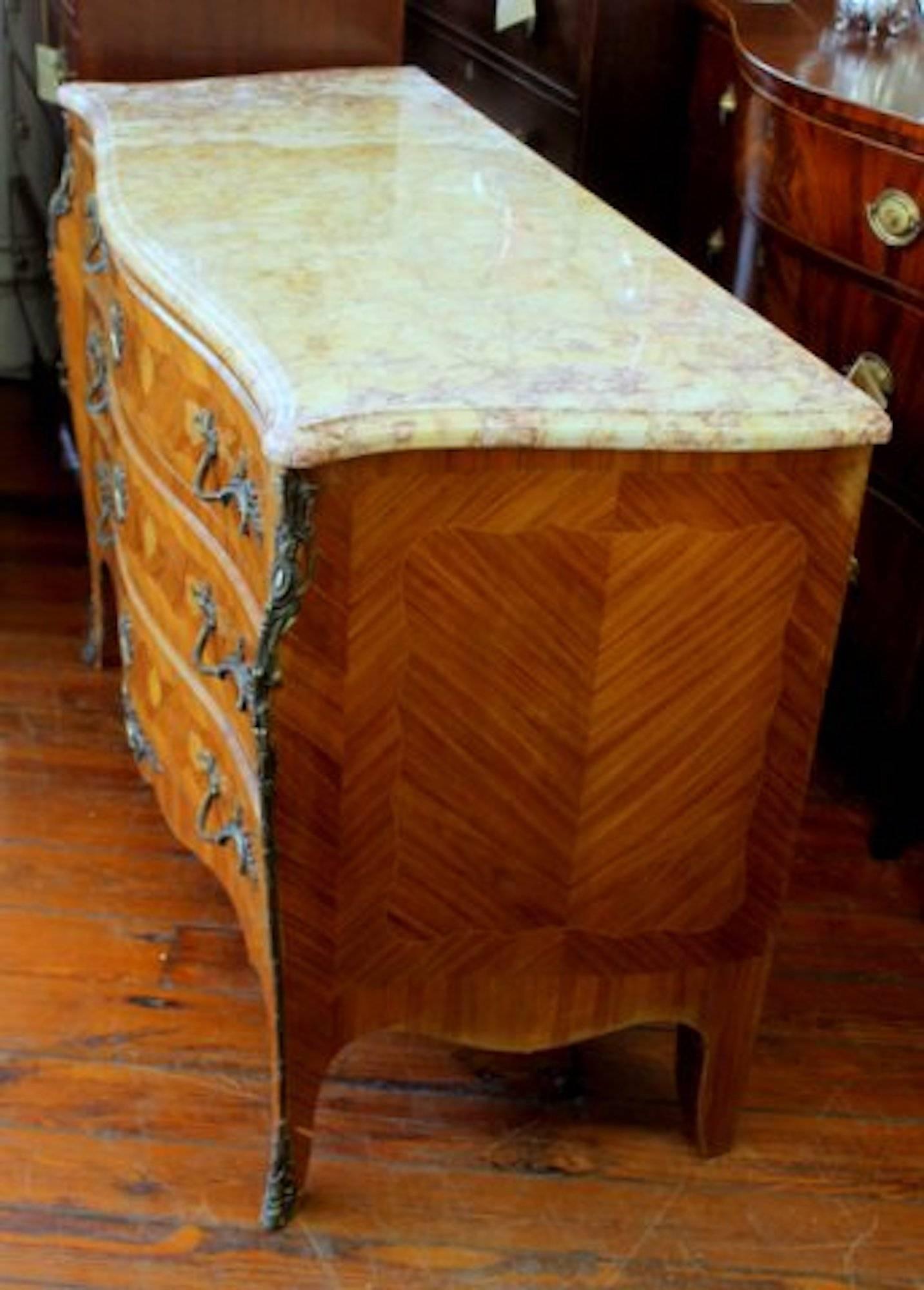 Old French Louis XV Style Marquetry Inlaid Kingwood Marble-Top Commode In Good Condition In Charleston, SC