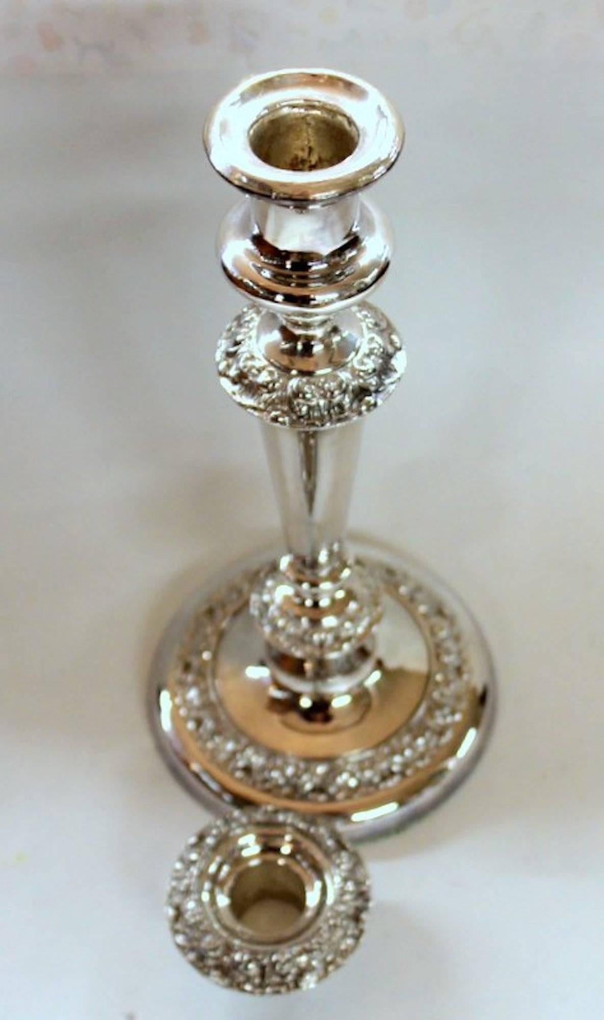 Coppia di antichi candelabri inglesi George IV Sheffield Plate a base rotonda rococò In condizioni ottime in vendita a CHARLESTON, SC