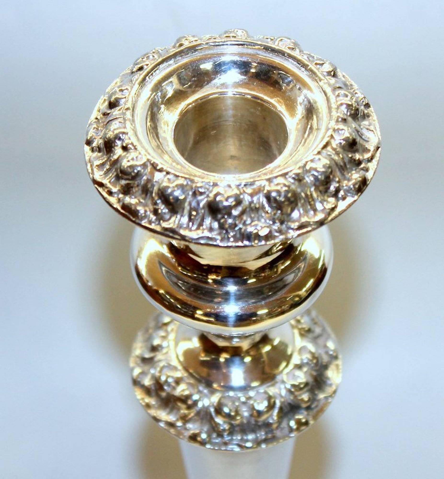 Inglese Coppia di antichi candelabri inglesi George IV Sheffield Plate a base rotonda rococò in vendita