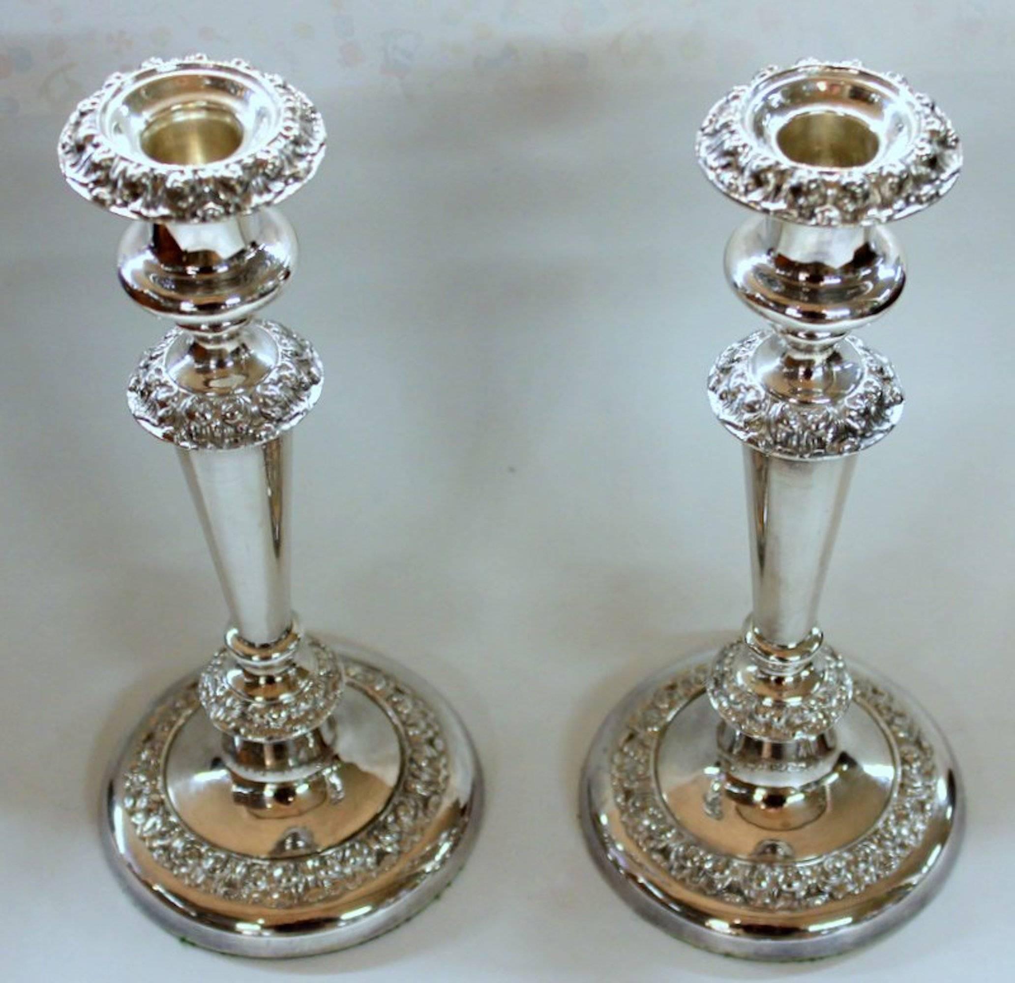 Coppia di candelabri a base rotonda con bordo rococò di Giorgio IV di qualità superba

Eccezionali bordi rococò applicati; bobeches rimovibili, nessuna usura del piatto.