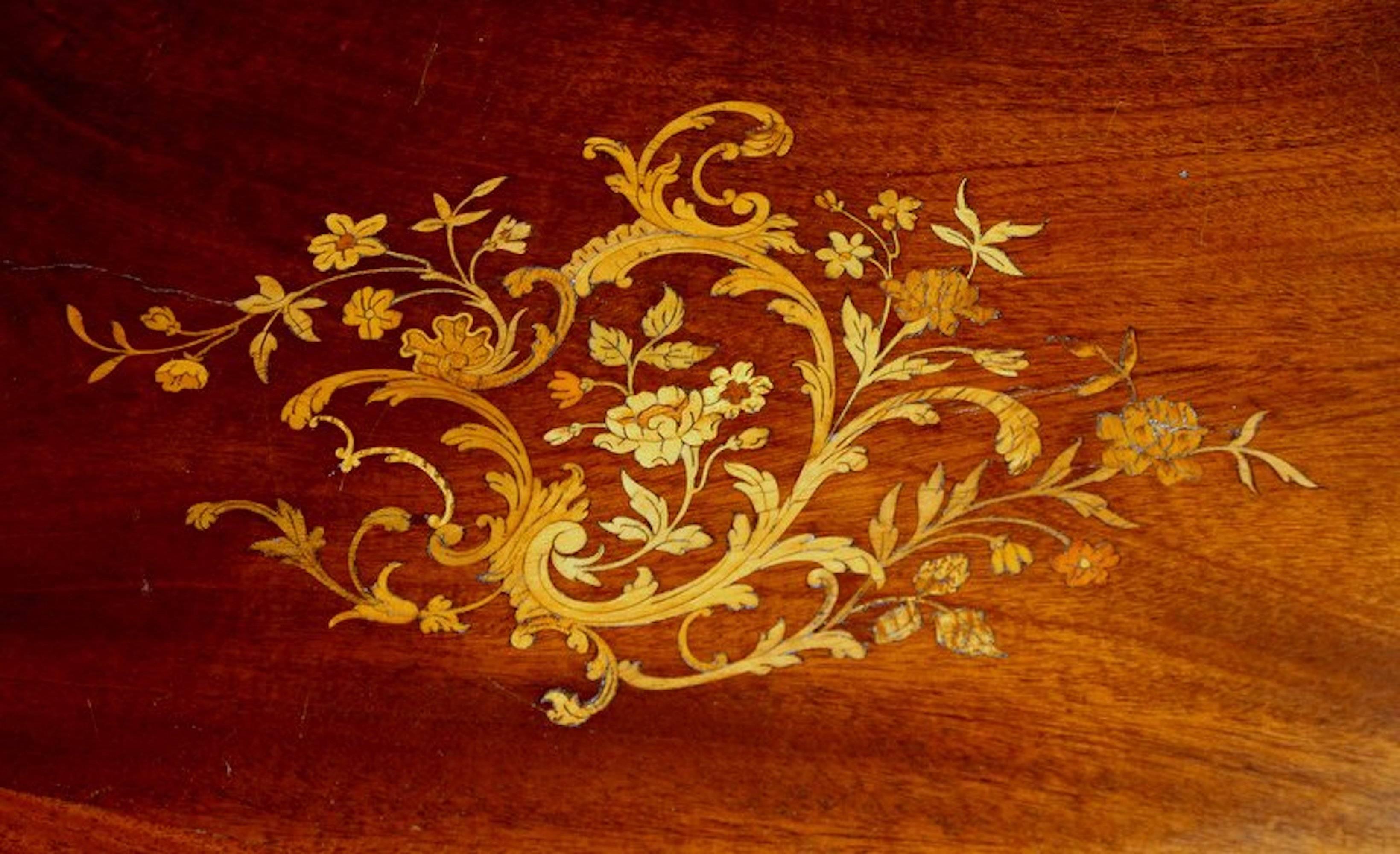 Superb Old English Marquetry Inlaid Mahogany Oval Occasional Table In Excellent Condition For Sale In CHARLESTON, SC