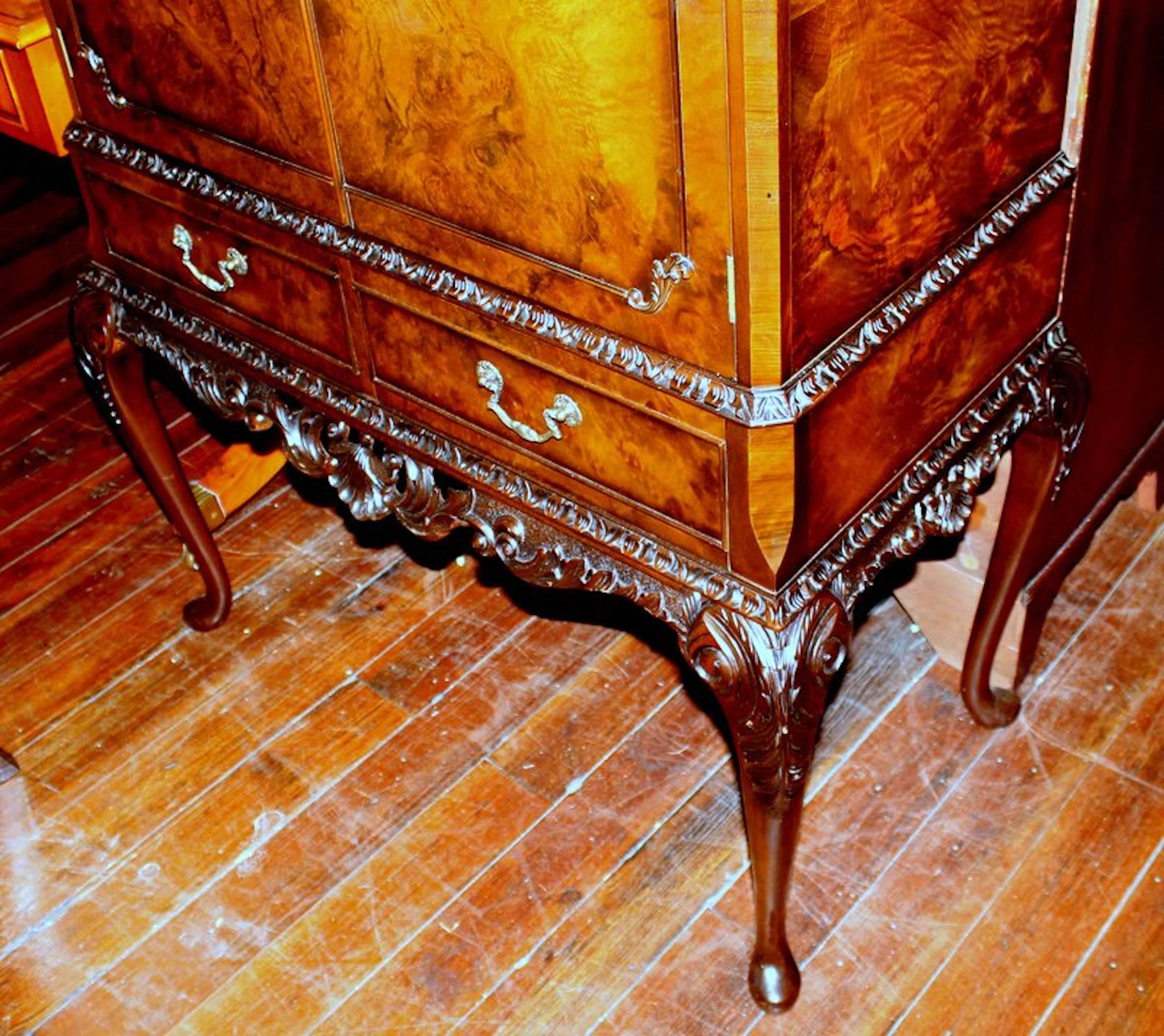 Superbe meuble de rangement à boissons anglais ancien en ronce de noyer et sculpté à la main de style géorgien Excellent état - En vente à Charleston, SC