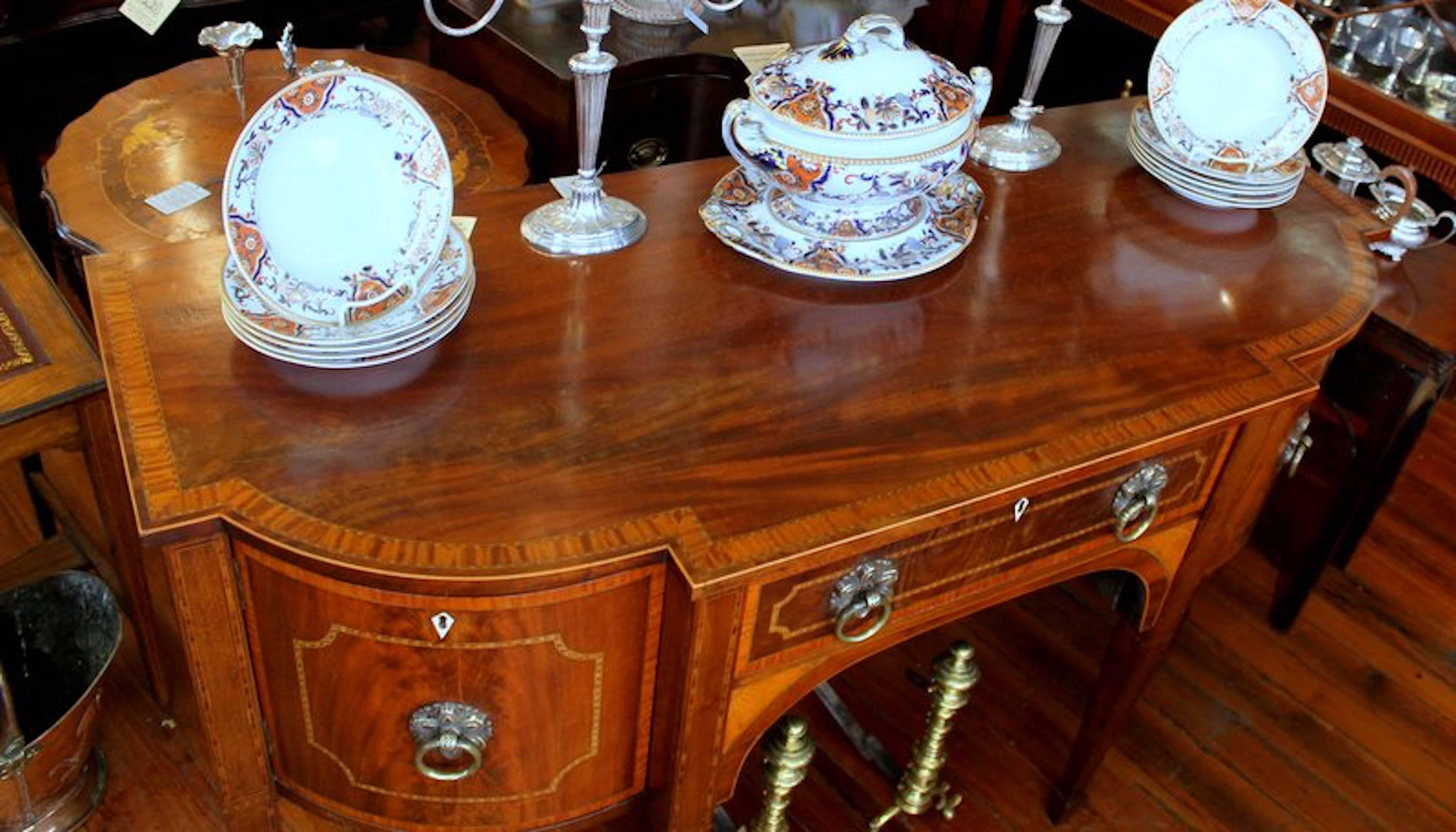 Antique English Inlaid Figured Mahogany Hepplewhite Style Bow-Front Sideboard In Good Condition In Charleston, SC