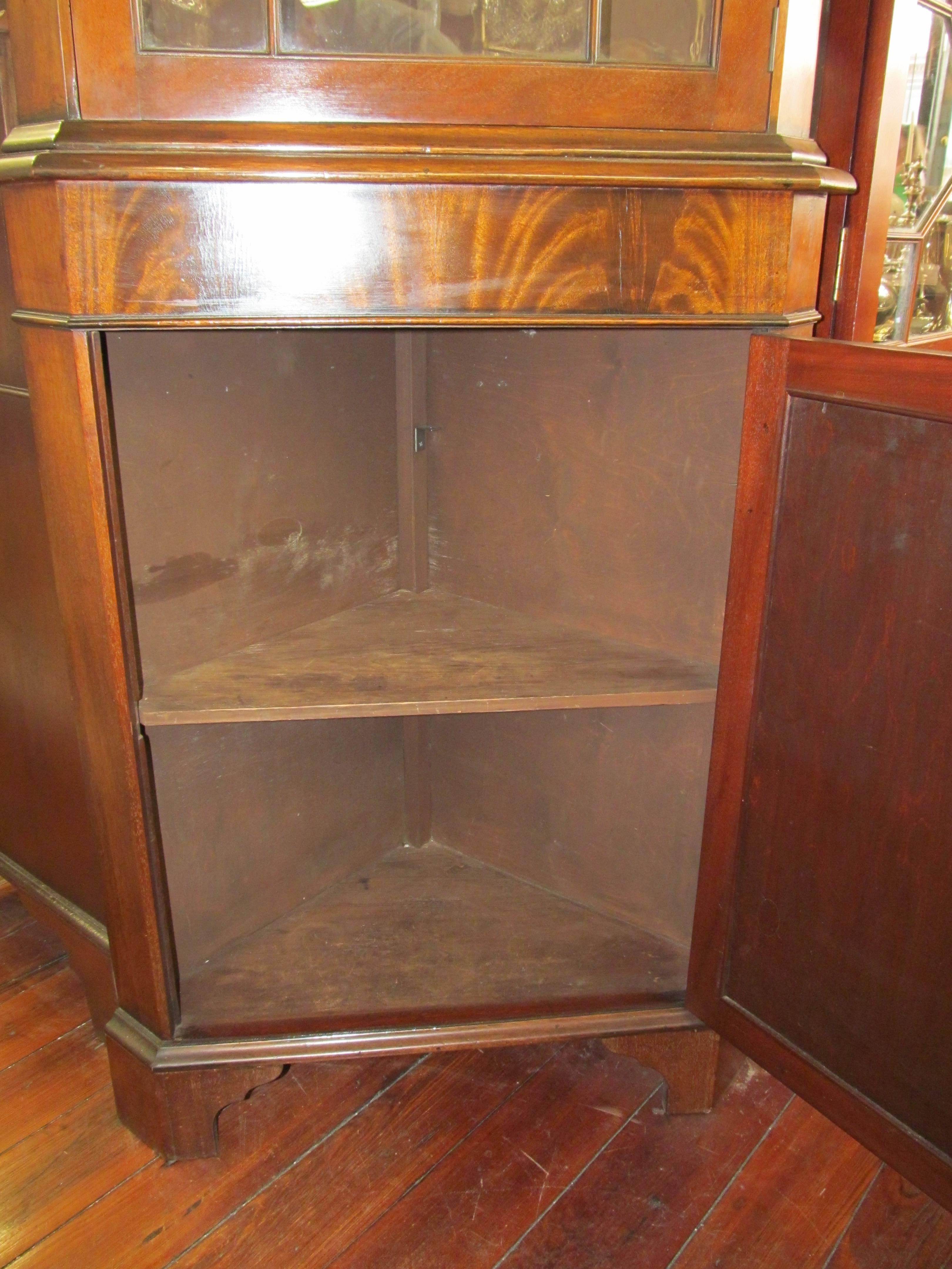 Old English Flame Mahogany Chippendale Style Single Door Corner Cupboard In Excellent Condition In Charleston, SC