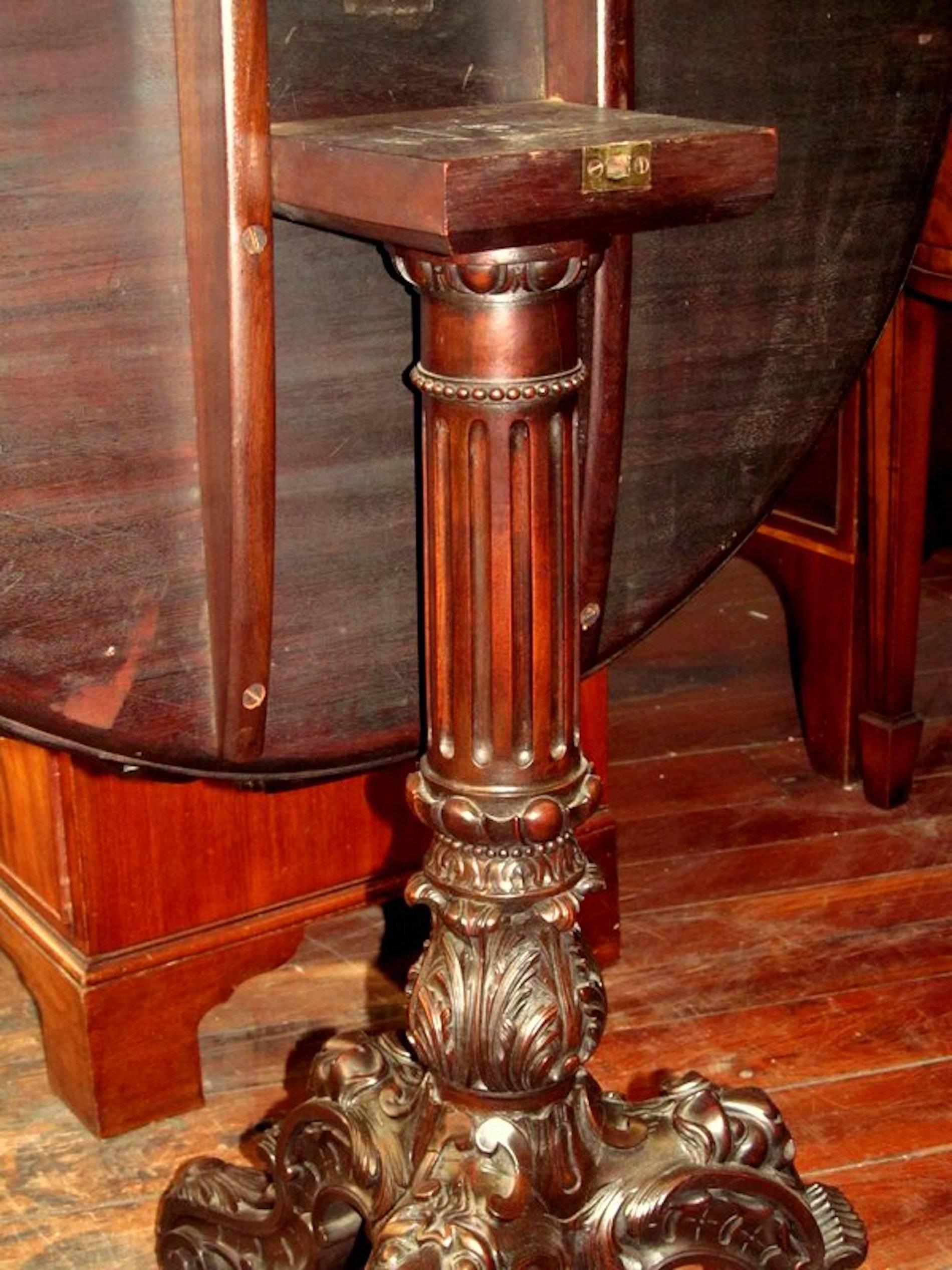 Antique Irish Carved Chippendale Style Mahogany Tilt-Top Tea Table In Excellent Condition In Charleston, SC