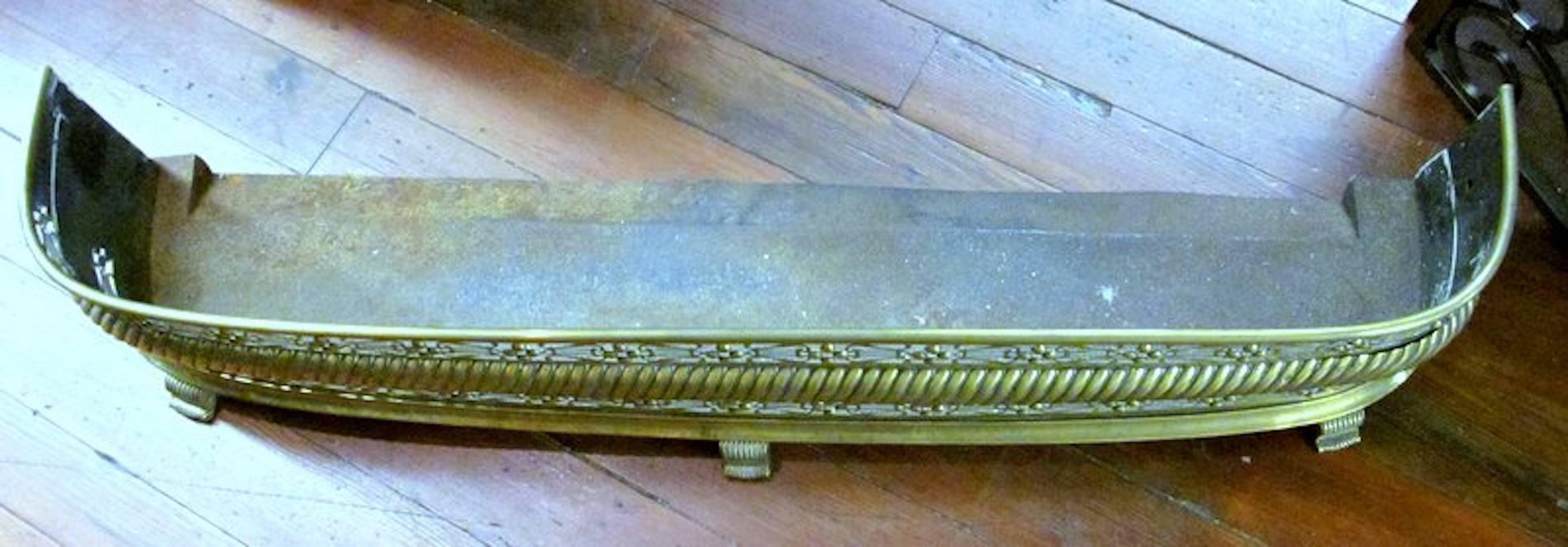 Antique English George III Pierced Brass Fireplace Fender In Good Condition In CHARLESTON, SC