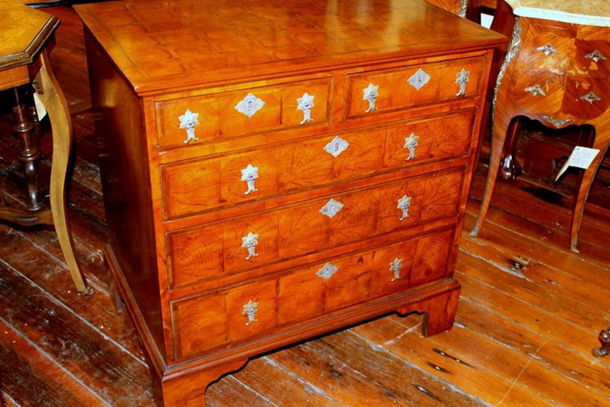 Rare and fine antique English burr elm oyster veneer queen Anne revival bachelor's chest with Herringbone or feather-banded walnut inlay. Please note the exceptional oyster veneers throughout. Pristine condition, circa 1860-1880.

With period