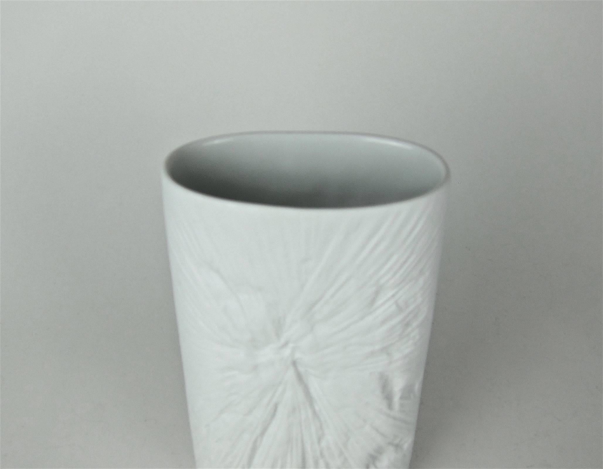 Midcentury Op Art White Porcelain Vase by Martin Freyer for Rosenthal In Good Condition In Los Angeles, CA