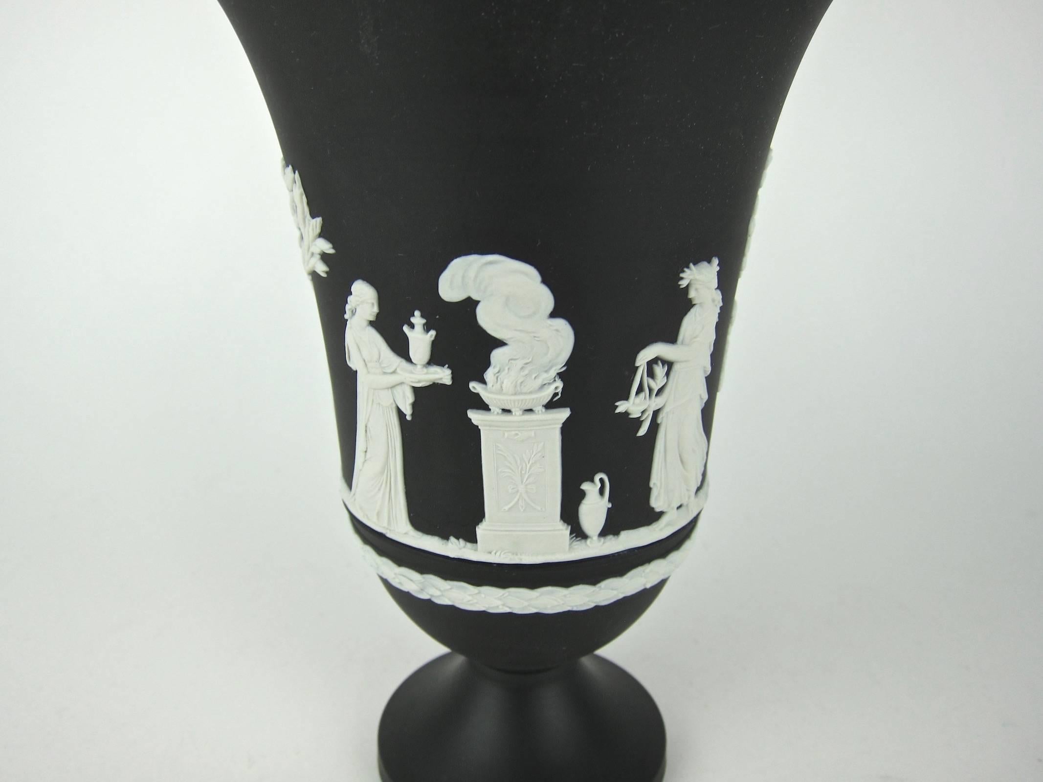 Wedgwood Black Jasper Ware Neoclassical Vase with Sacrifice Figures In Good Condition In Los Angeles, CA