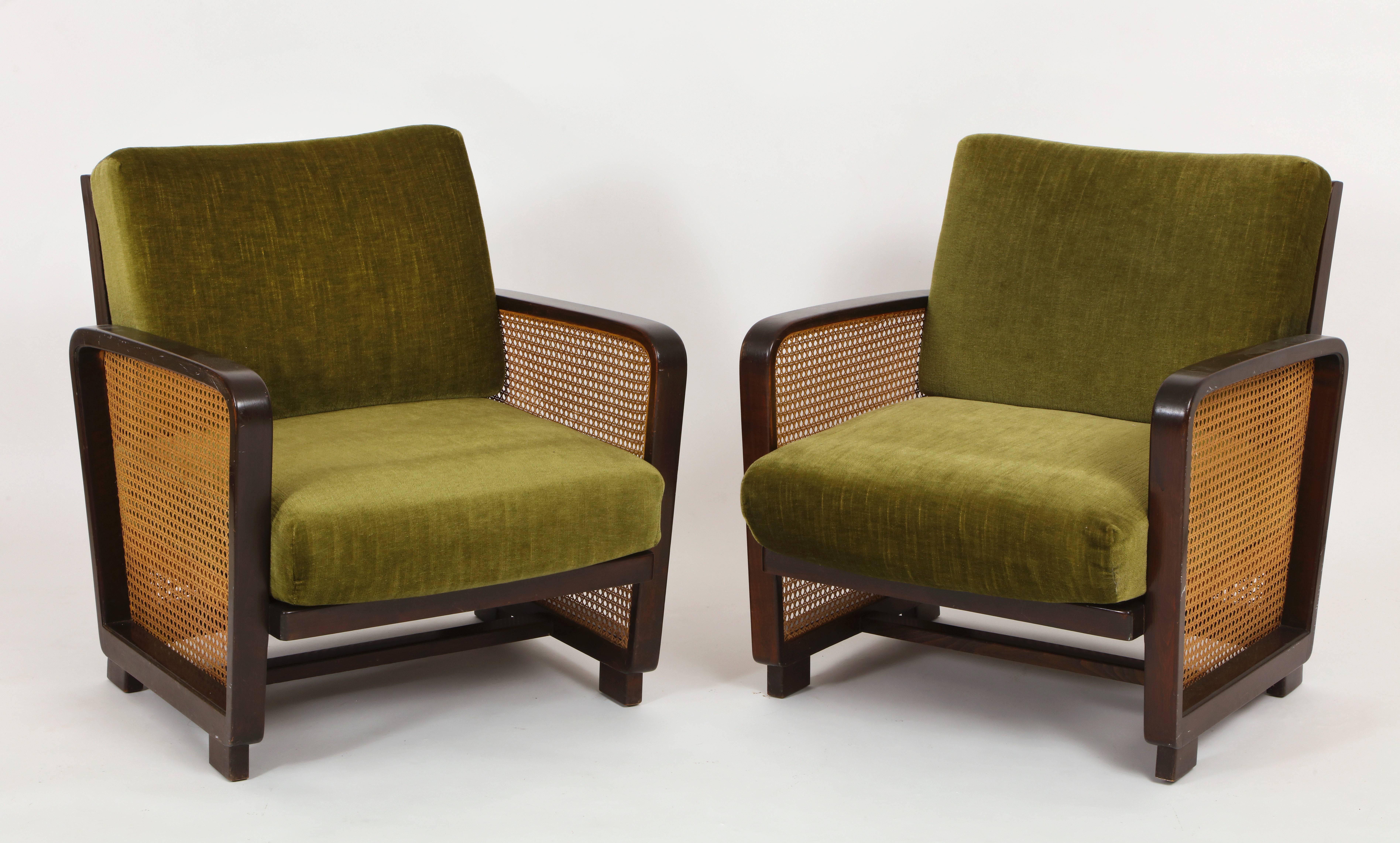 Green velvet woven wicker rattan chairs deco, modernist, Mid-Century, France 1930, 1940, 1950.
Woven rattan chairs, with original mohair velvet fabric.
In excellent condition for its age.

Measures: 50 cm deep.
77 cm height.
75 cm wide.