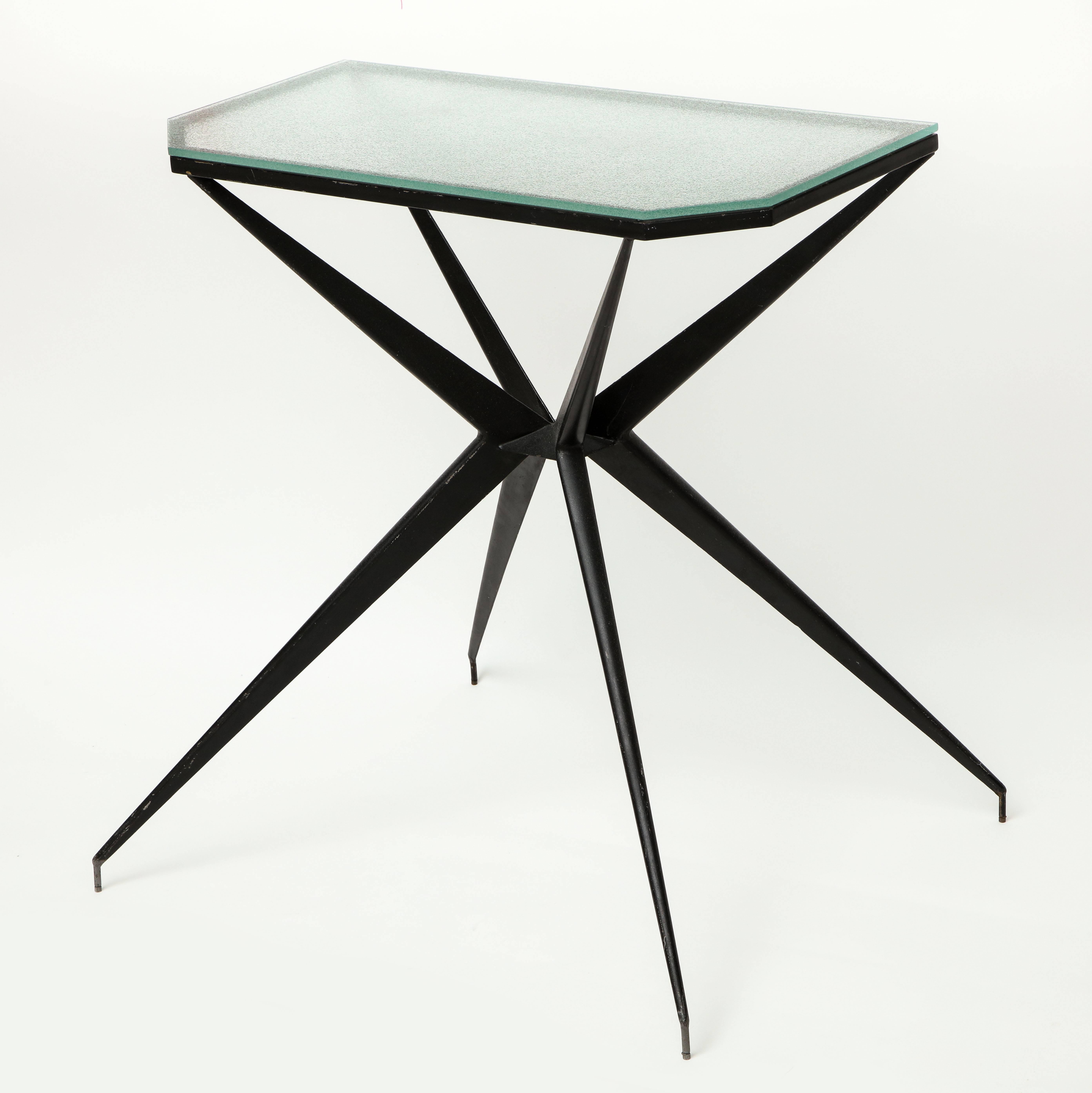 Table console en fer noir du milieu du siècle avec plateau en verre, Italie, années 1950-1960

Table console inhabituelle avec pieds en fer Milieu de siècle, italien. Le dessus est en verre

Taille : 
28 pouces de large
13 pouces de