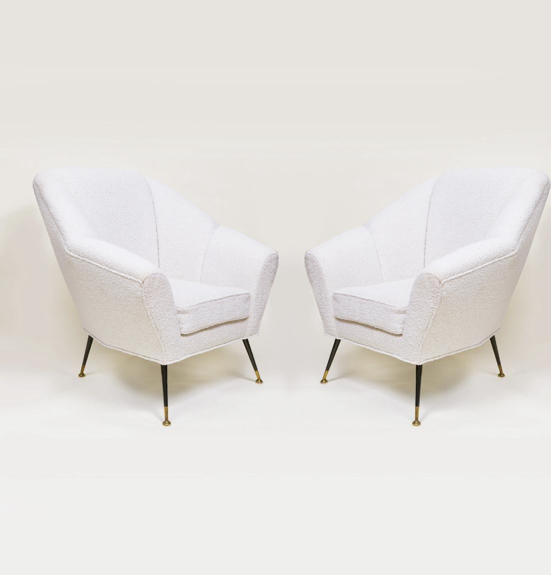 Italian Vintage Elegant White Boucle Lounge Chairs For Sale 1