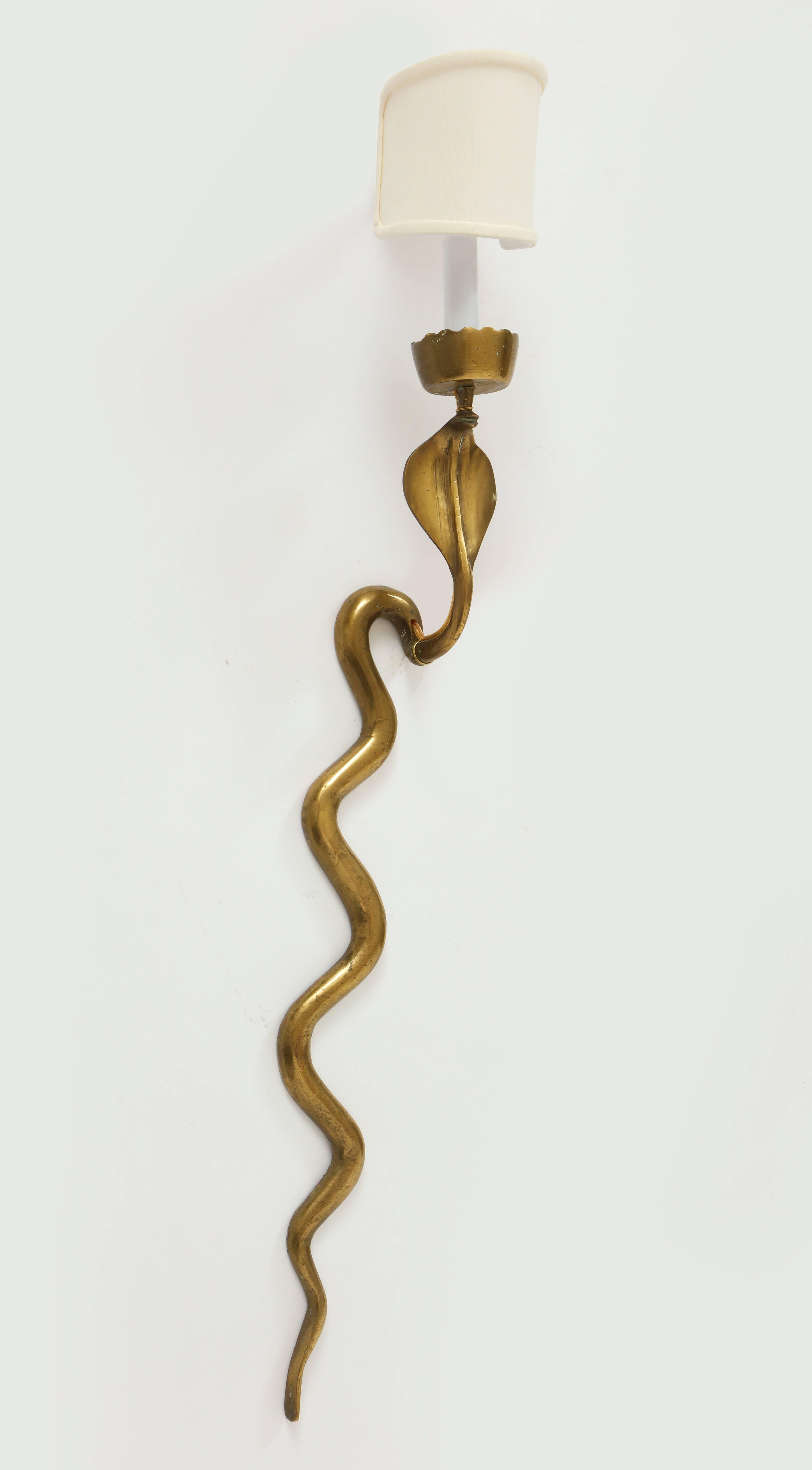 Appliques en bronze en forme de serpent cobra avec abat-jour en soie, milieu du siècle, 1970, France Bon état à New York, NY