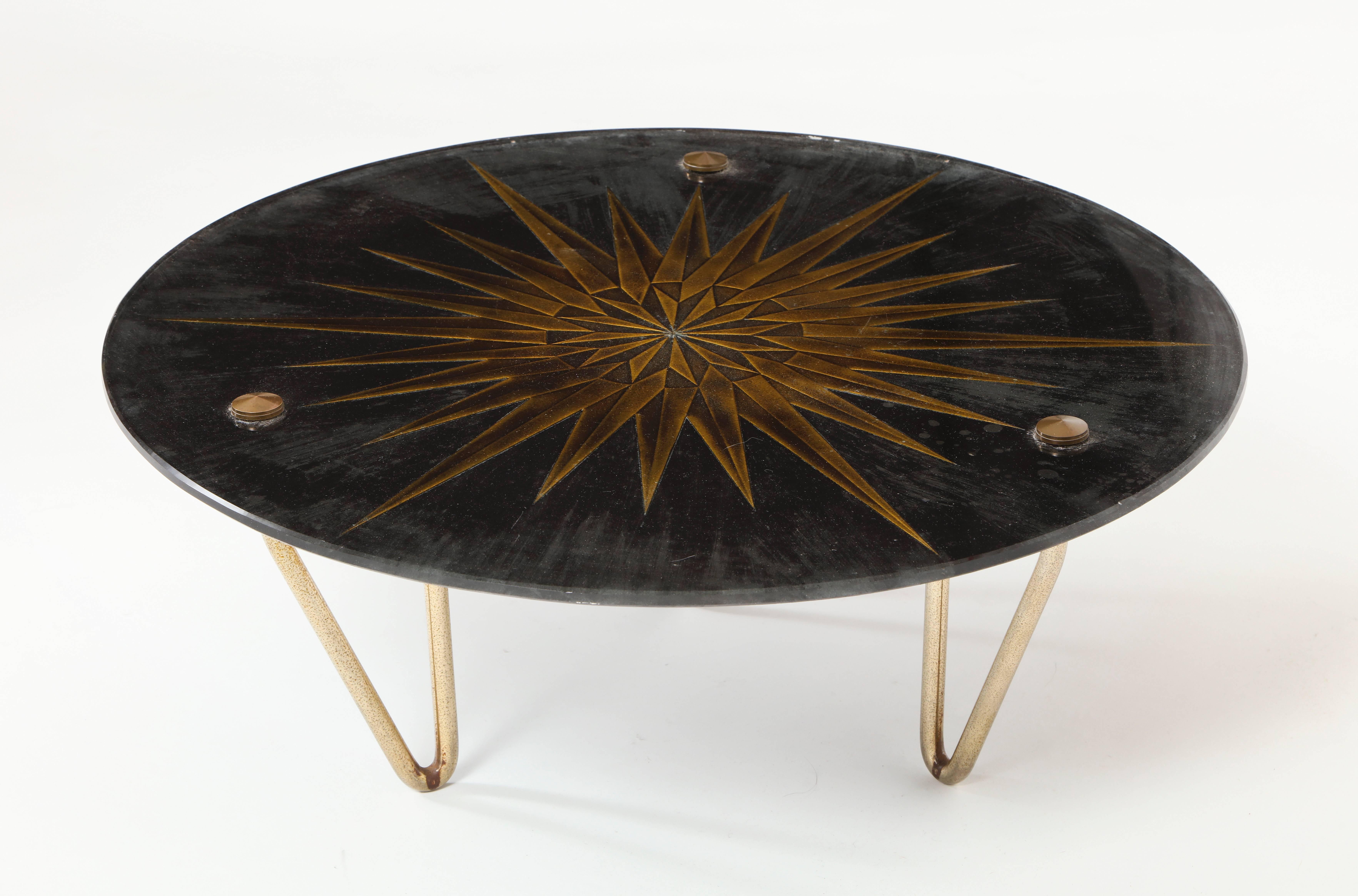 Andre Arbus Stil geätzte Sonne Glas Bronze Dreibein Tisch Deco, Mitte des Jahrhunderts, 1950, Frankreich
Dies ist eine schöne und seltene geätzte Glas Dreibein Tisch.
Würde als Mitteltisch verwendet werden.
Es steht auf bronzenen Beinen.
Die