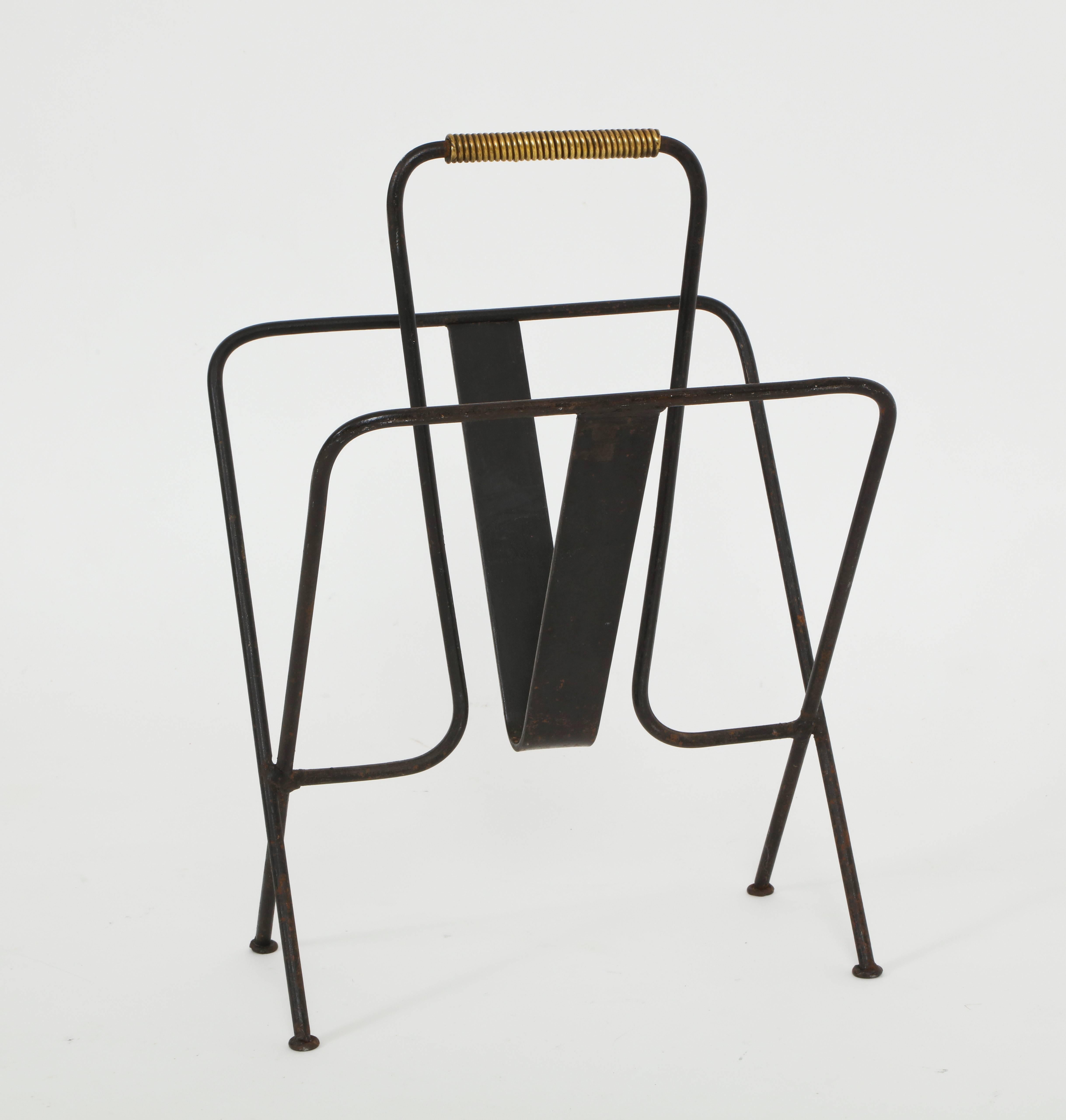 Jacques Adnet iron magazine rack midcentury, 1940, 1950, France.

Classic Jacques Adnet magazine rack with brass trim on top.